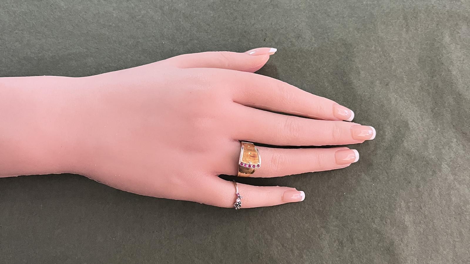 טבעת אבזם משובצת אבני רובי - מק"ט 14855, זהב 18K