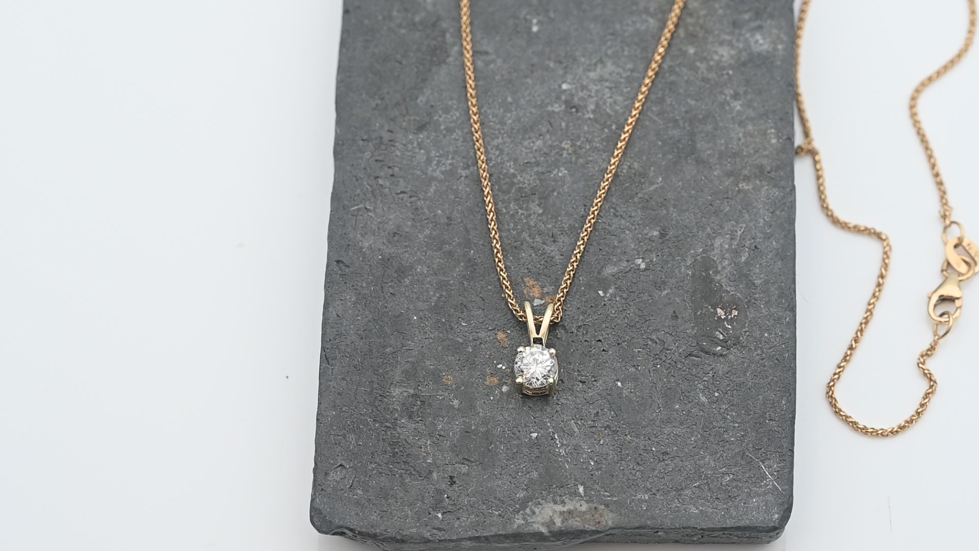 תליון סוליטר משובץ יהלום במשקל 0.55 קארט, כולל שרשרת עדינה - מק"ט 14868, זהב 14K