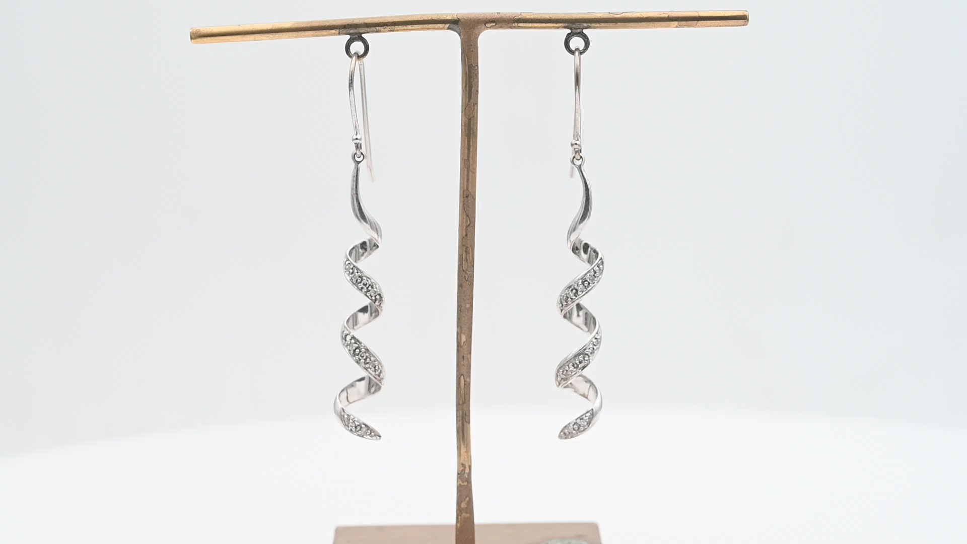 עגילי זהב תלויים מסולסלים, משובצים יהלומים - מק"ט 14914, זהב 14K