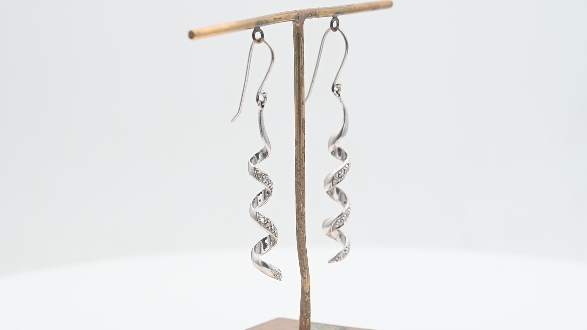 עגילי זהב תלויים מסולסלים, משובצים יהלומים - מק"ט 14914, זהב 14K