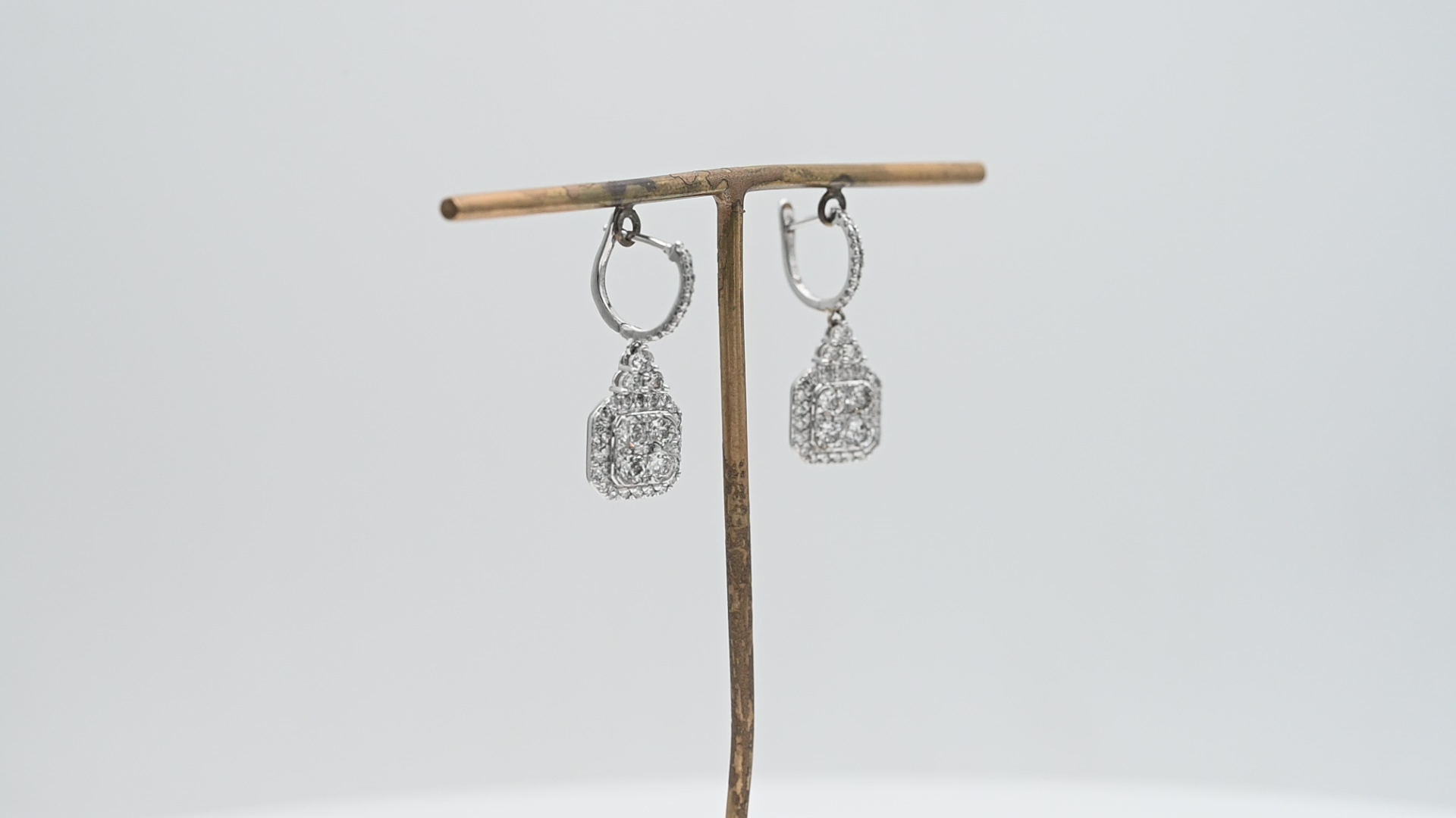 עגילי זהב תלויים בצורת ריבוע, משובצים יהלומים - מק"ט 15018, זהב 18K