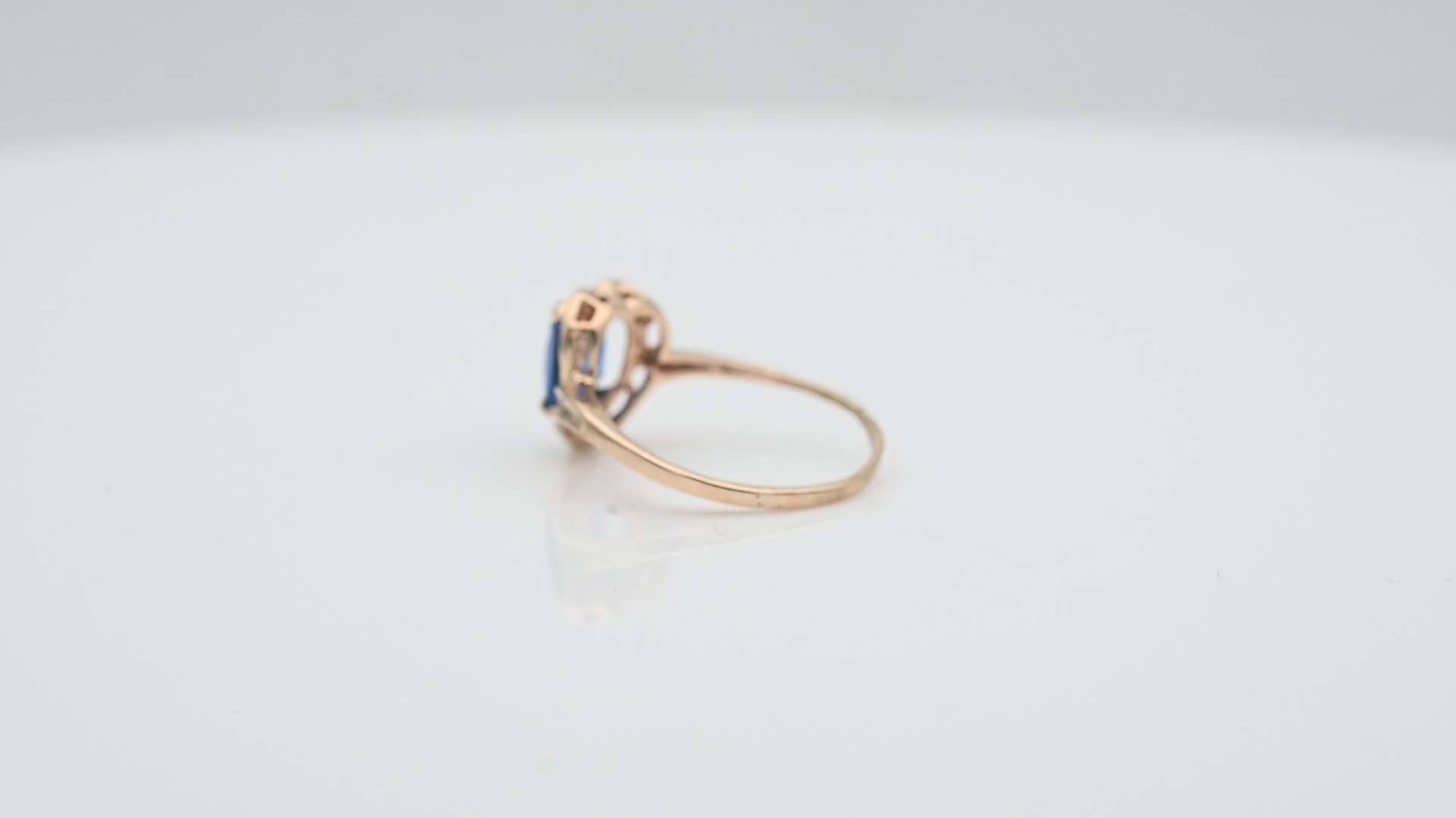 טבעת וינטג' משובצת אבן חן כחולה סינטטית - מק"ט 15108, זהב 14K