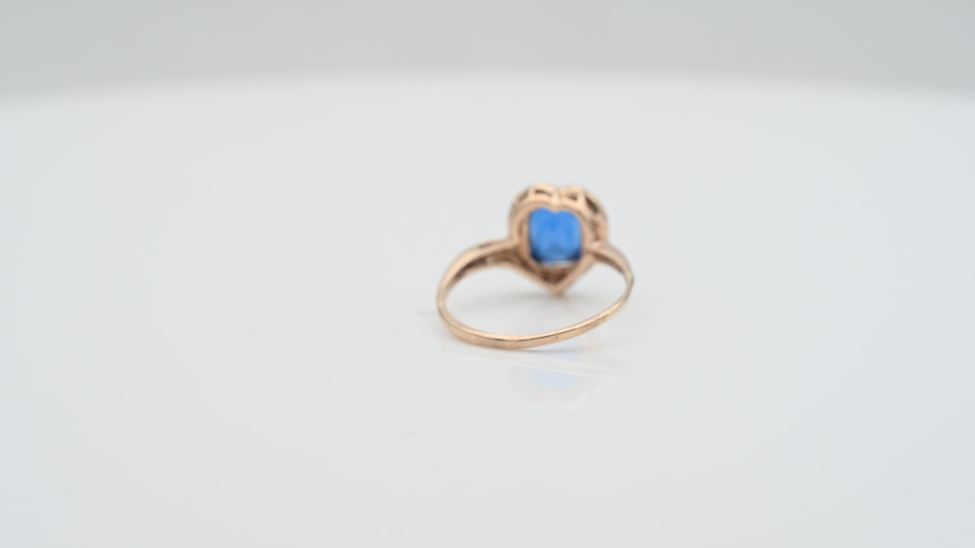 טבעת וינטג' משובצת אבן חן כחולה סינטטית - מק"ט 15108, זהב 14K