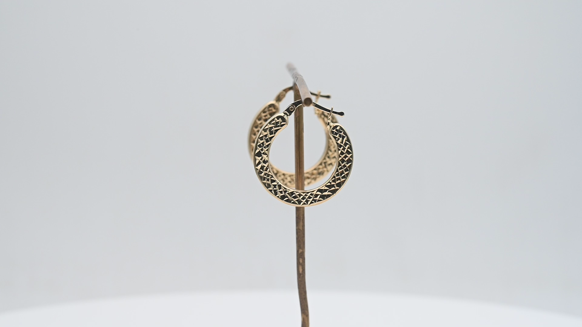 עגילי חישוק חלולים שטוחים עם ריקועים בצדדים, בקוטר 2.5 ס"מ ובעובי 2.9 מ"מ  - מק"ט 15125, זהב 14K