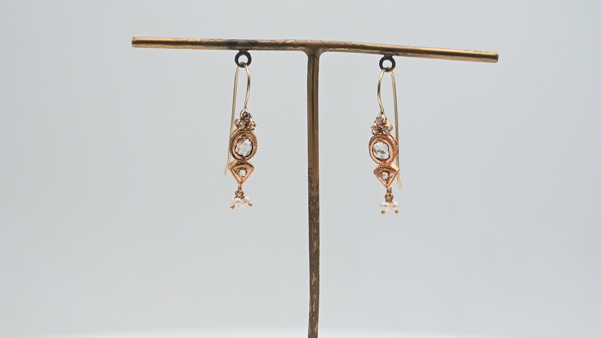 עגילי וינטאג תלויים משובצים יהלומים בחיתוך רוזטות Rose Cut ופנינים - מק"ט 15179, זהב 22+14K