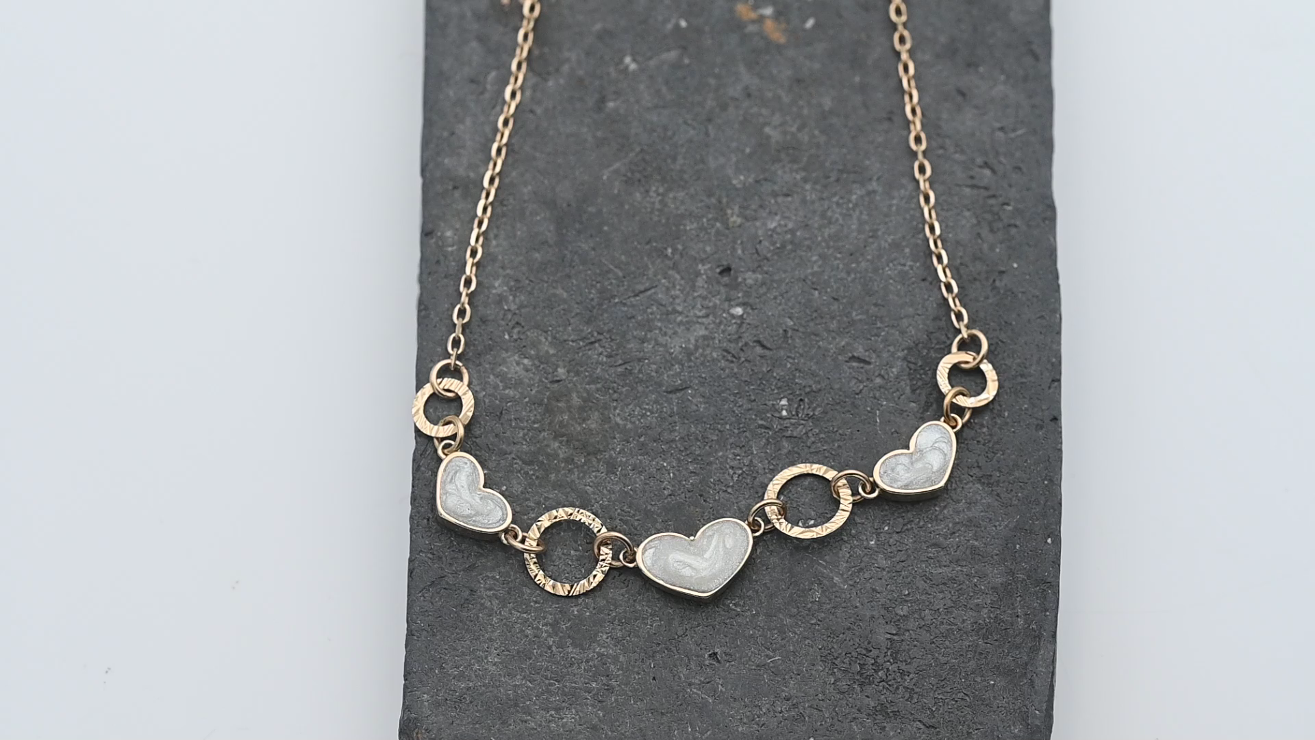 שרשרת וינטג' שלושה לבבות משובצים אם הפנינה - מק"ט 15230, זהב 14K