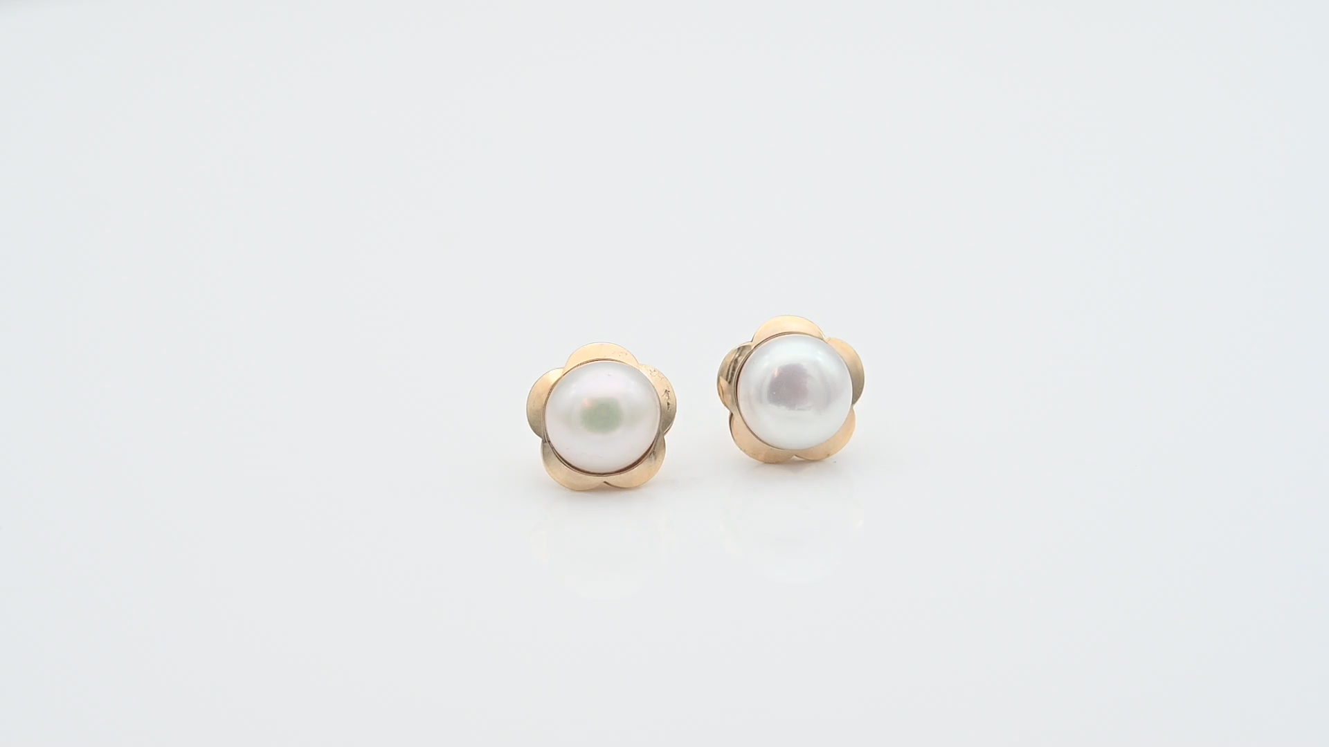 עגילי וינטג' צמודים משובצים פנינה בקוטר 8.25 מ"מ - מק"ט 15242, זהב 14K