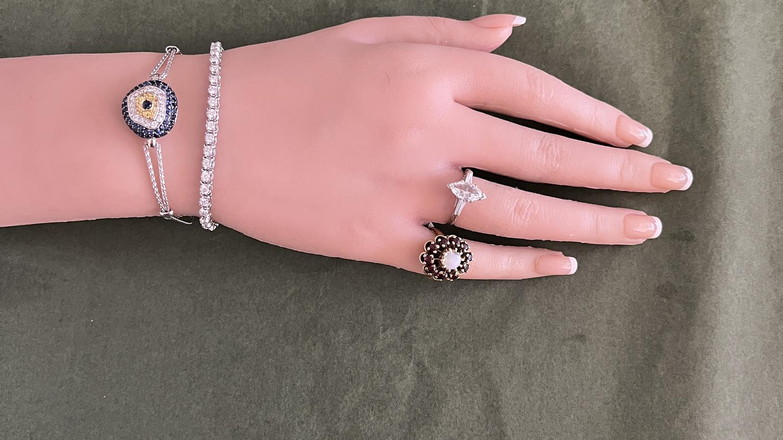 צמיד וינטג' עין משובץ אבני ספיר כחולות וצהובות ויהלומים, בגודל של כ2 ס"מ על 1.75 ס"מ - מק"ט 61139, זהב 18K