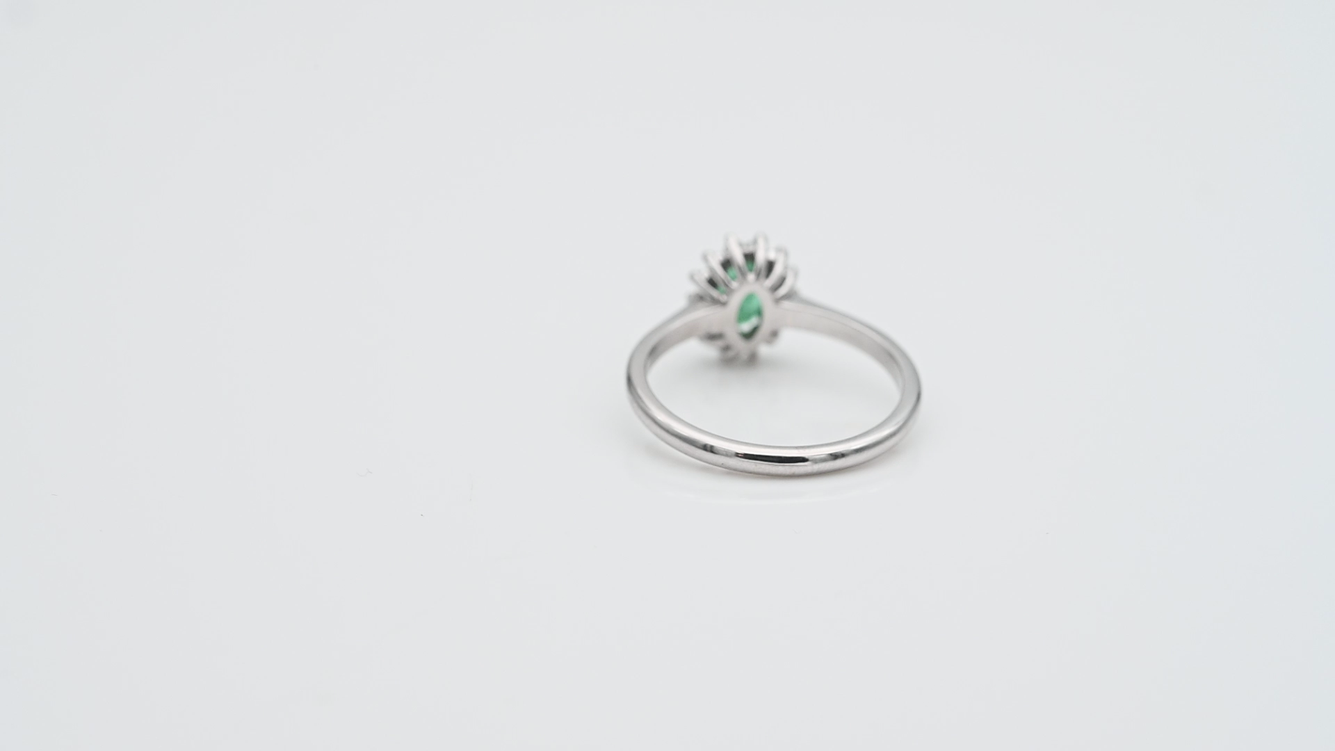 טבעת דיאנה משובצת אמרלד במשקל 0.41 קראט ויהלומים - מק"ט 15260, זהב 14K