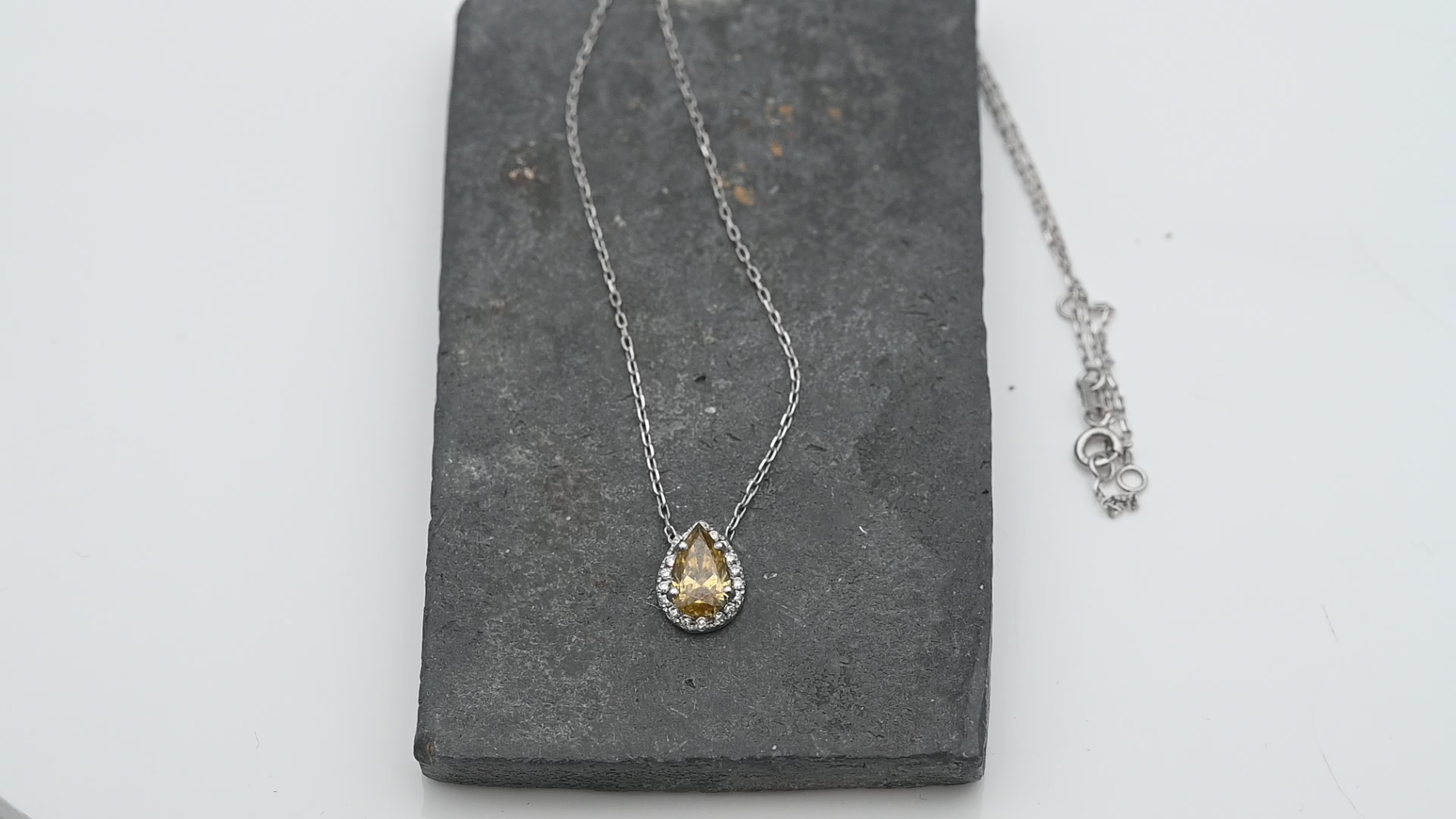 תליון טיפה משובץ יהלומים, יהלום מרכזי בחיתוך טיפה במשקל 1.28 קראט עם תעודת GIA - מק"ט 15276, זהב 14K