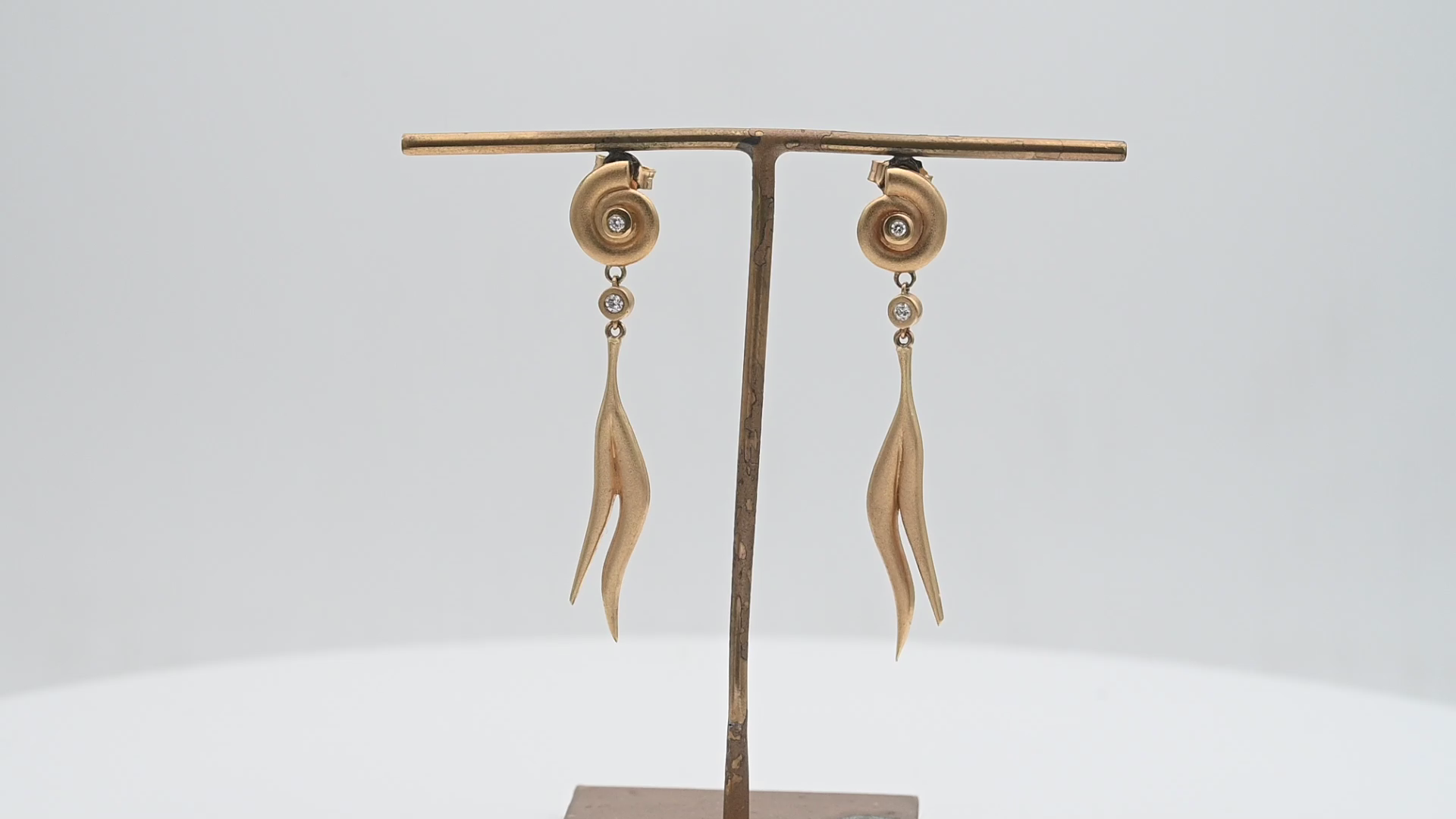 עגילים תלויים מעוצבים משובצים יהלומים, זהב מלא בליטוש מאט - מק"ט 15302, זהב 18K