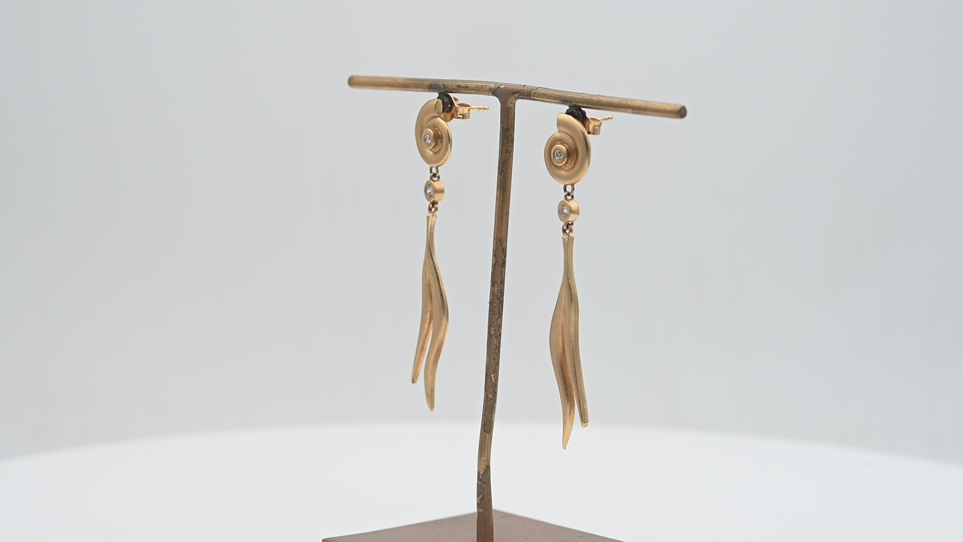 עגילים תלויים מעוצבים משובצים יהלומים, זהב מלא בליטוש מאט - מק"ט 15302, זהב 18K