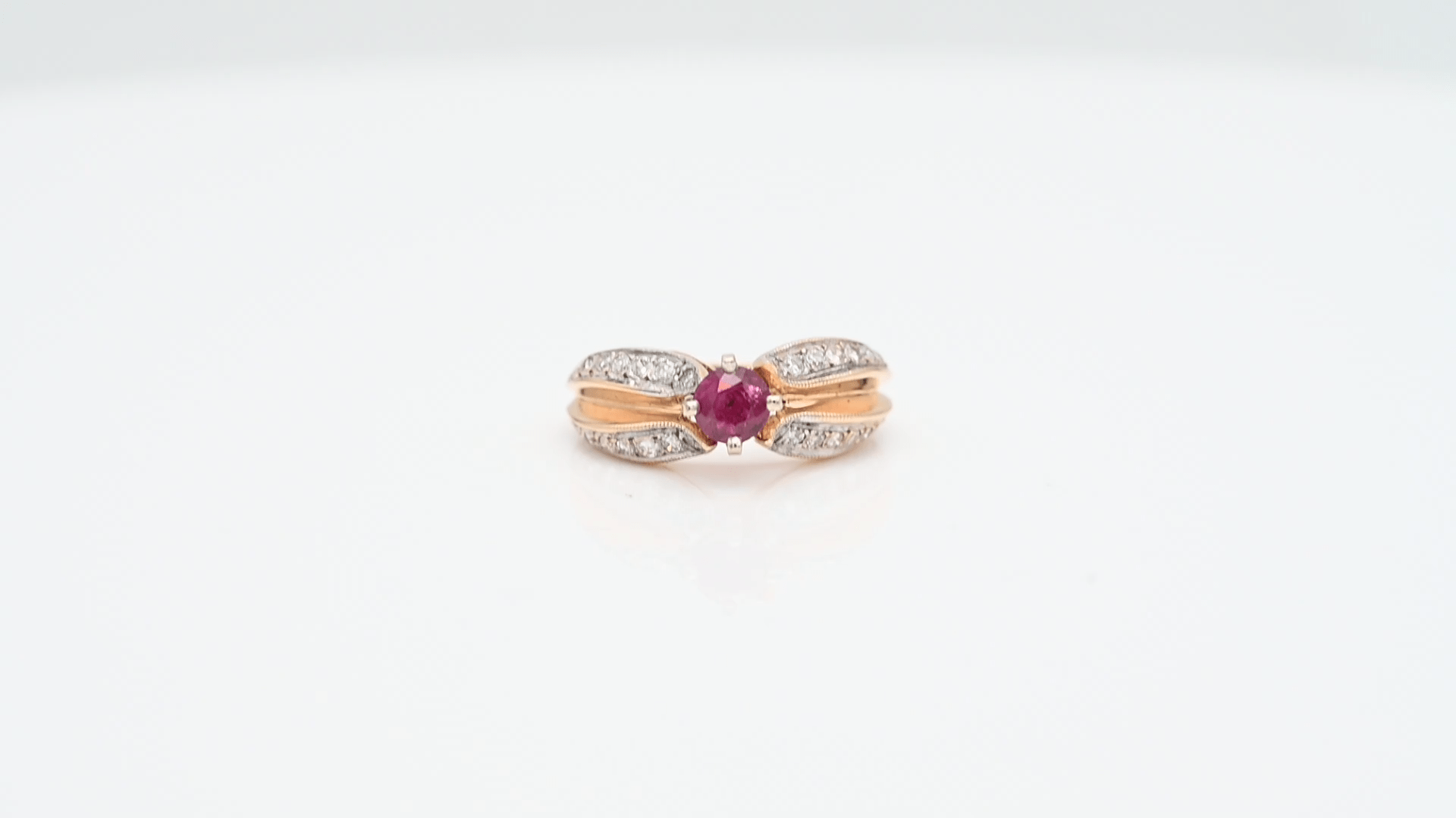 טבעת וינטאג משובצת רובי במשקל של 0.50 קארט ויהלומים, זהב 14K - מק"ט 30749