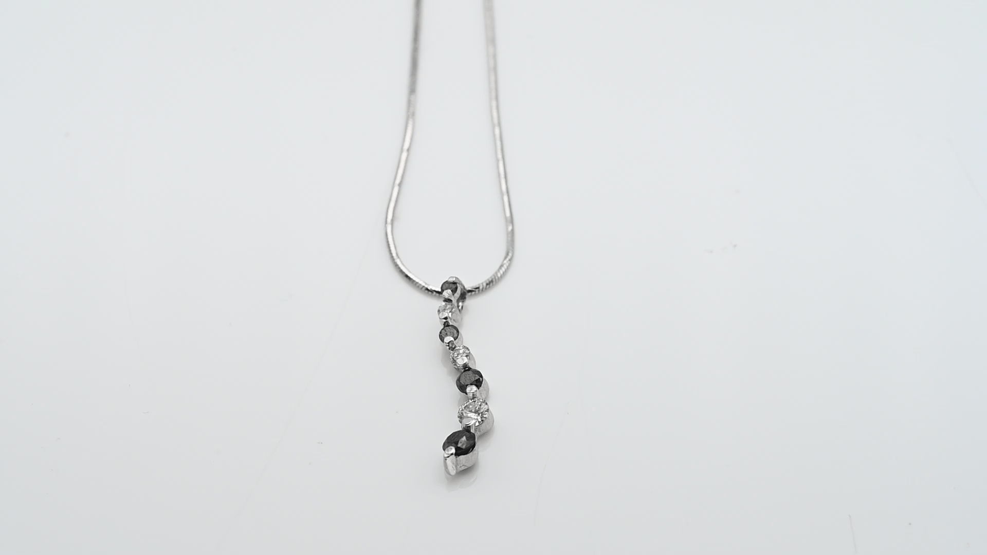 תליון וינטאג משובץ יהלומים שחורים ולבנים, זהב 9-14K, תליון ללא שרשרת - מק"ט 31804