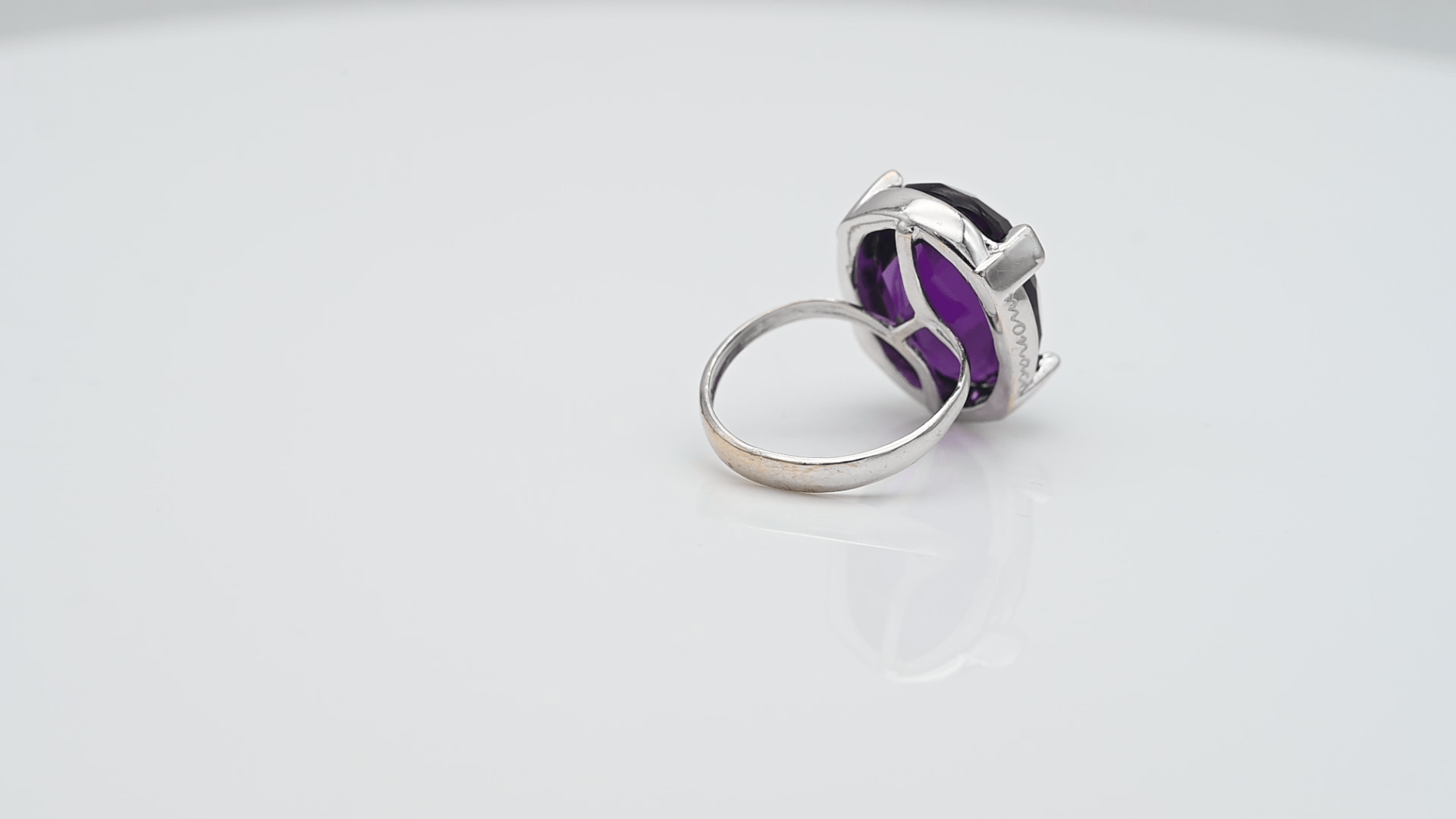 טבעת וינטאג משובצת אמטיסט בחיתוך אובל, זהב 18K - מק"ט 31933