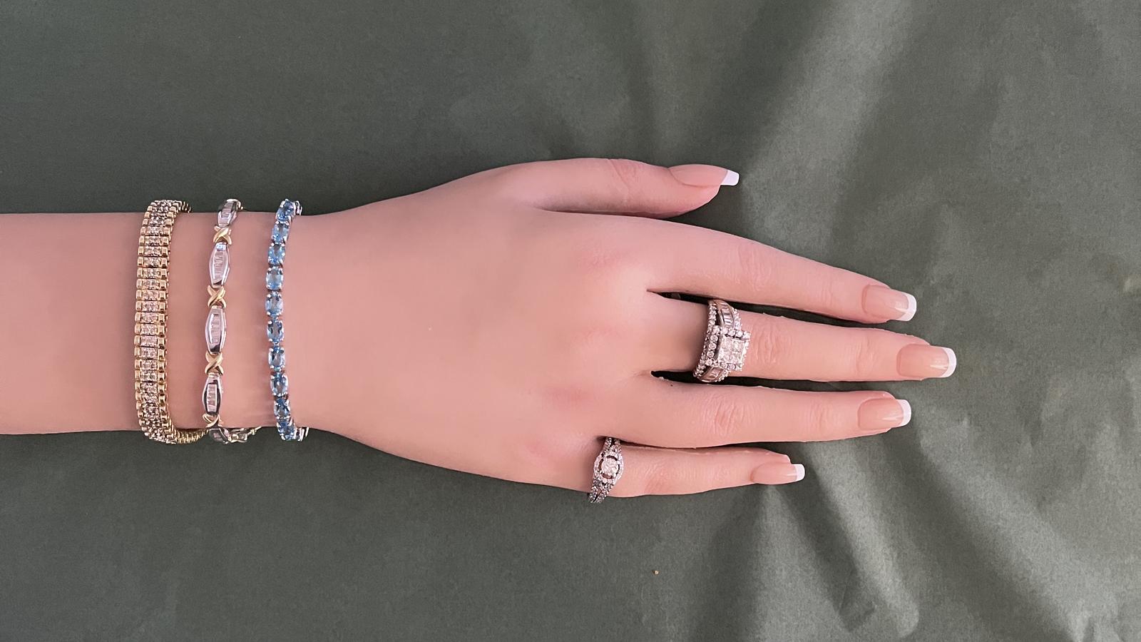 טבעת וינטאג משובצת יהלום מרכזי במשקל 0.40 קארט ויהלומים סביב, זהב 14K - מק"ט 31774