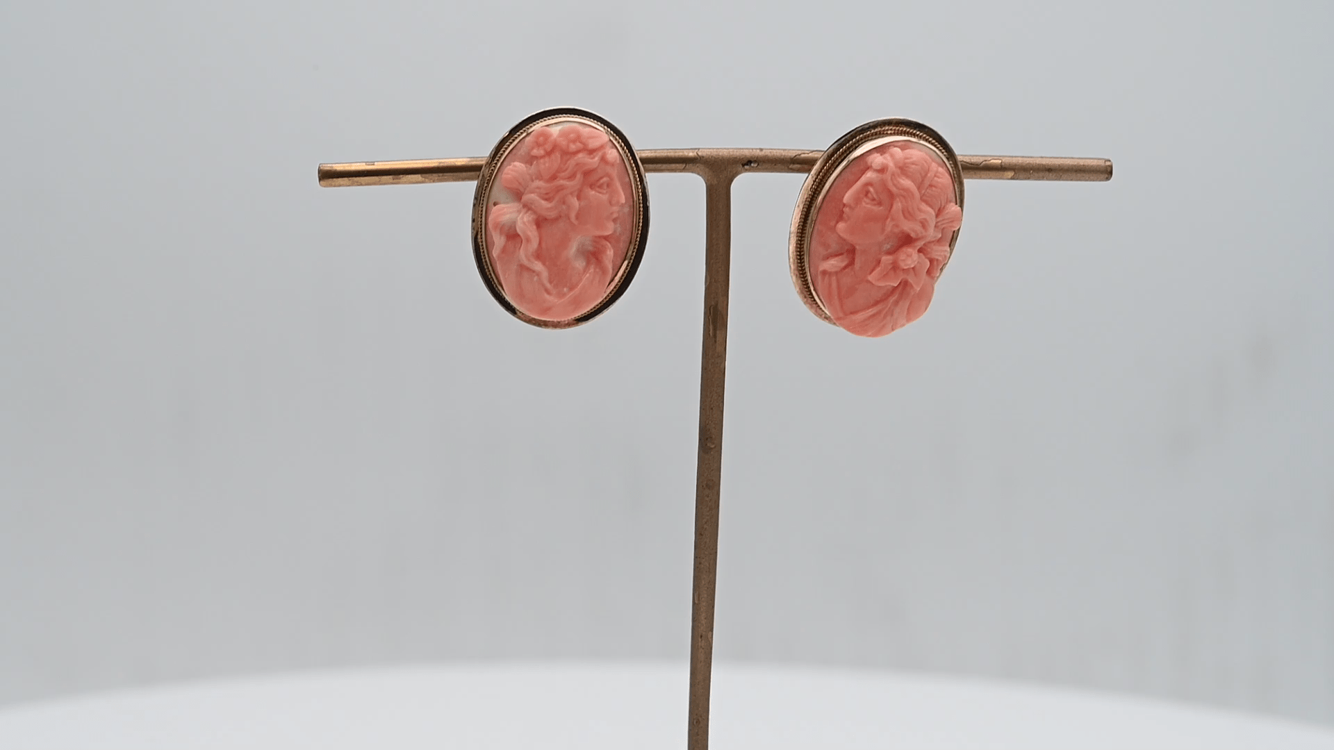 עגילי קליפס צמודים, קמאו כתום, זהב 14K - מק"ט 32057