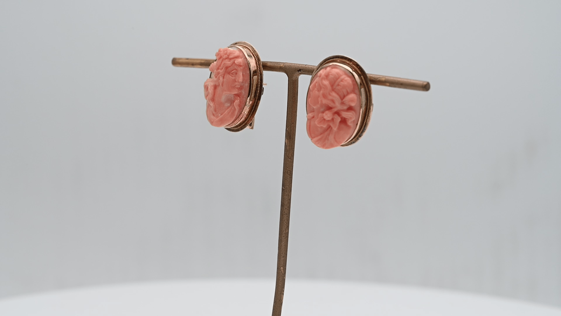 עגילי קליפס צמודים, קמאו כתום, זהב 14K - מק"ט 32057