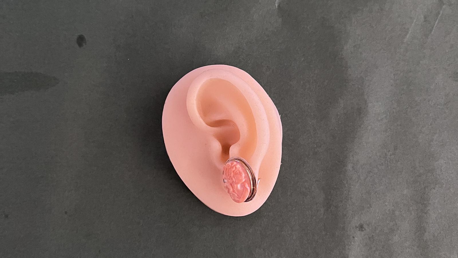 עגילי קליפס צמודים, קמאו כתום, זהב 14K - מק"ט 32057