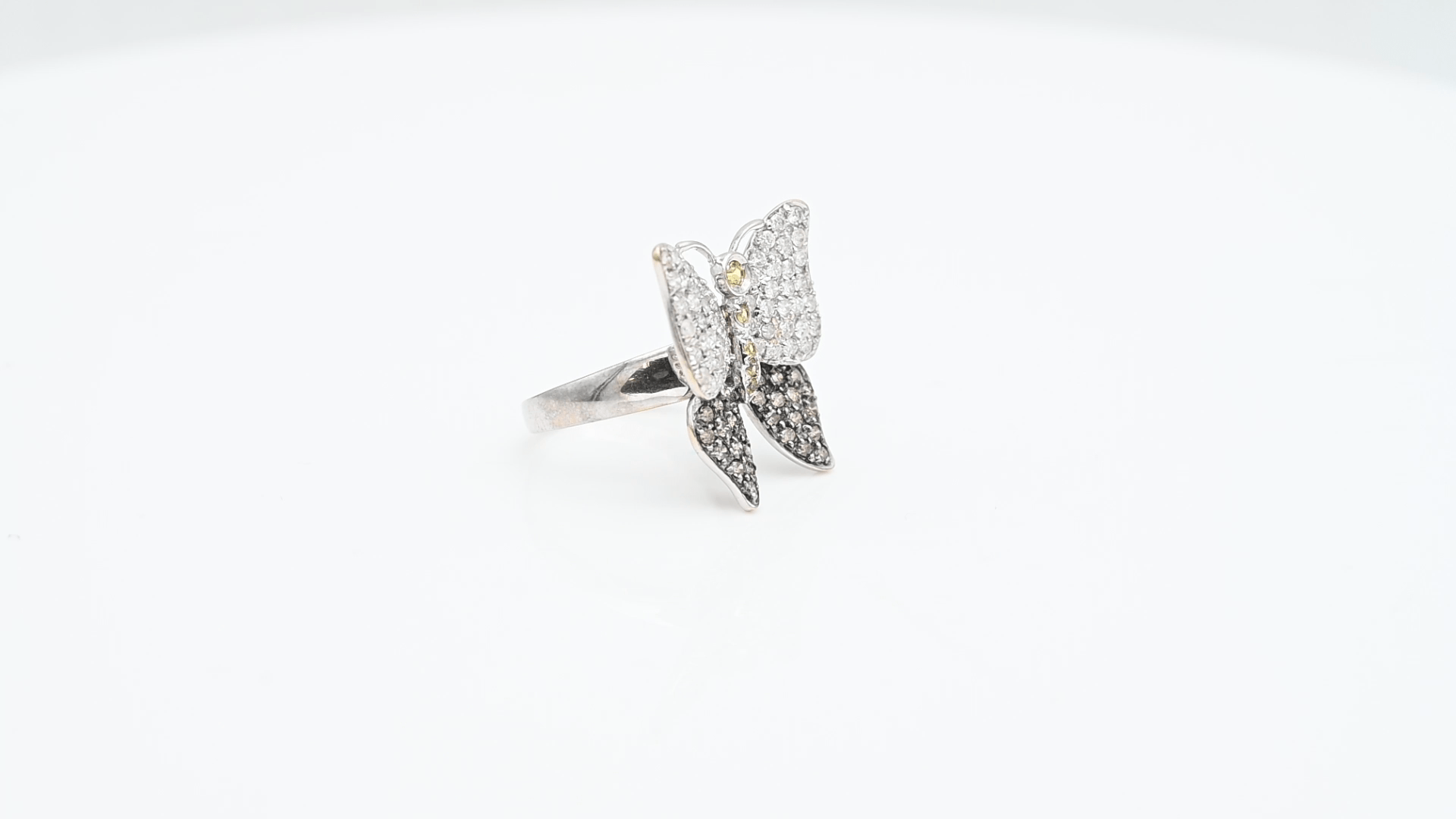 טבעת וינטאג בצורת פרפר משובצת יהלומים לבנים, חומים וספיר צהוב, זהב 18K - מק"ט 32131