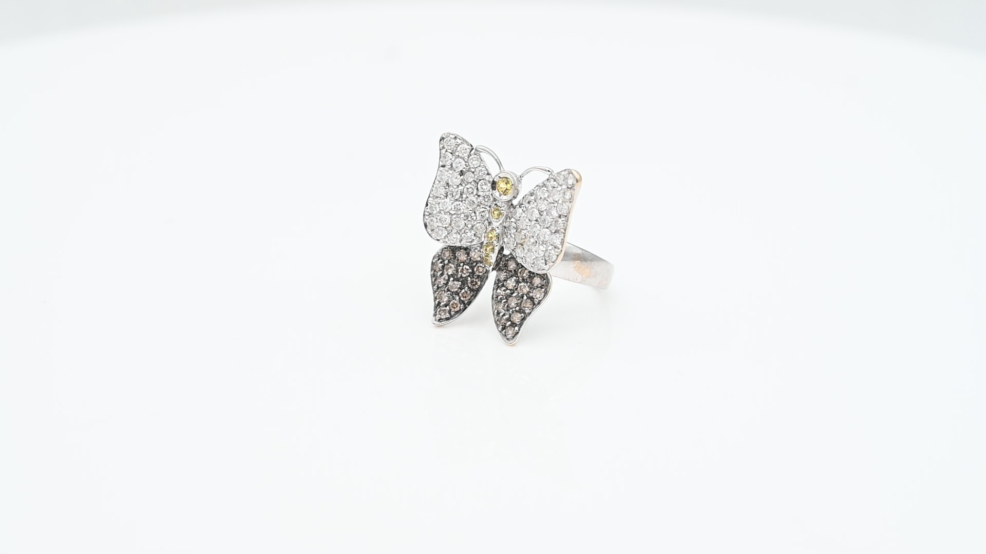 טבעת וינטאג בצורת פרפר משובצת יהלומים לבנים, חומים וספיר צהוב, זהב 18K - מק"ט 32131