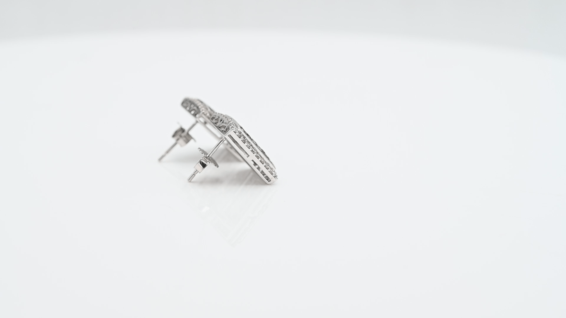 עגילים מלבניים צמודים משובצים יהלומים שחורים ולבנים, זהב 14K - מק"ט 32296