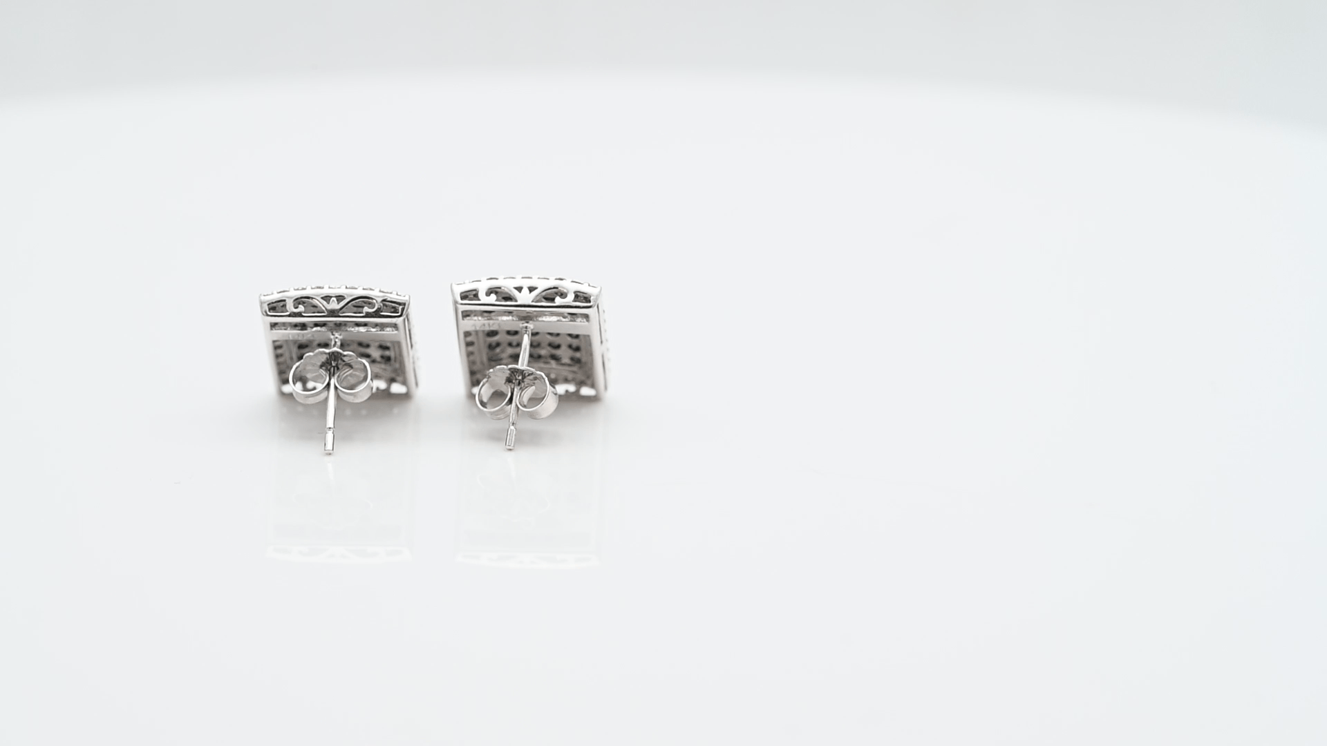 עגילים מלבניים צמודים משובצים יהלומים שחורים ולבנים, זהב 14K - מק"ט 32296