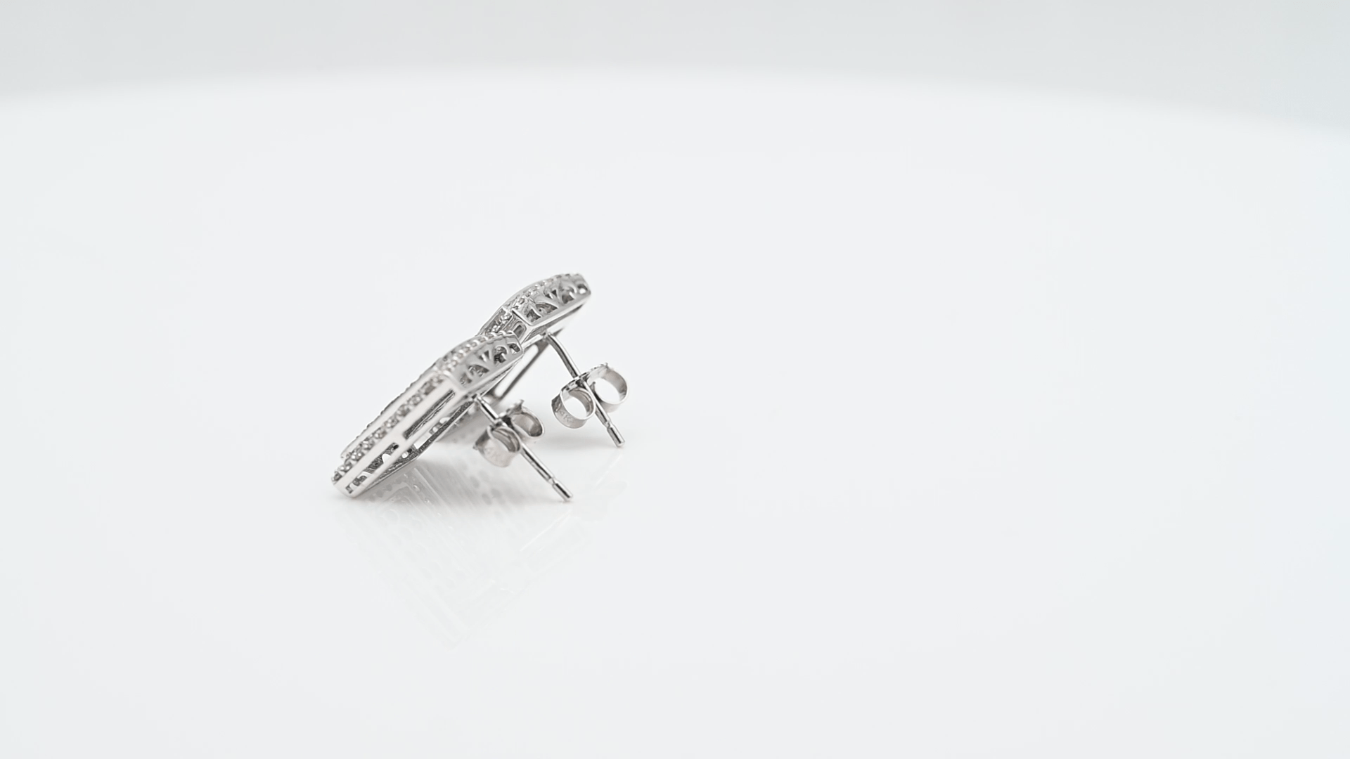 עגילים מלבניים צמודים משובצים יהלומים שחורים ולבנים, זהב 14K - מק"ט 32296