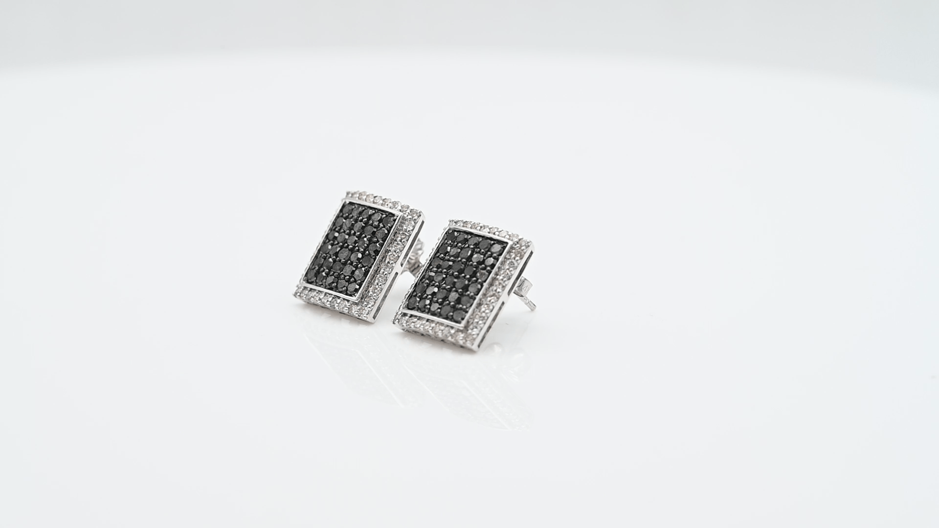 עגילים מלבניים צמודים משובצים יהלומים שחורים ולבנים, זהב 14K - מק"ט 32296