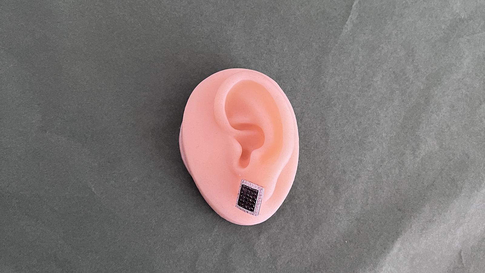 עגילים מלבניים צמודים משובצים יהלומים שחורים ולבנים, זהב 14K - מק"ט 32296