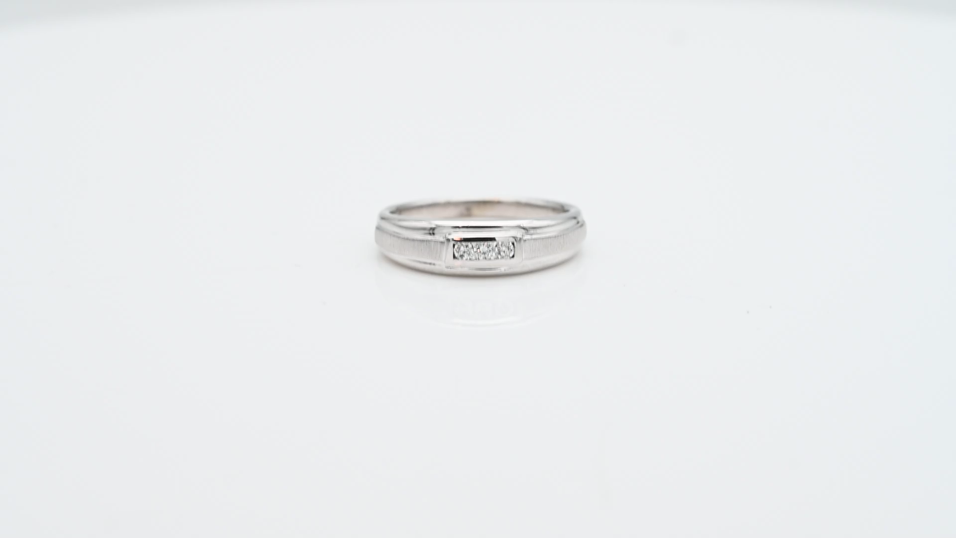 טבעת וינטאג משובצת שלושה יהלומים - מק"ט 32510, זהב 14