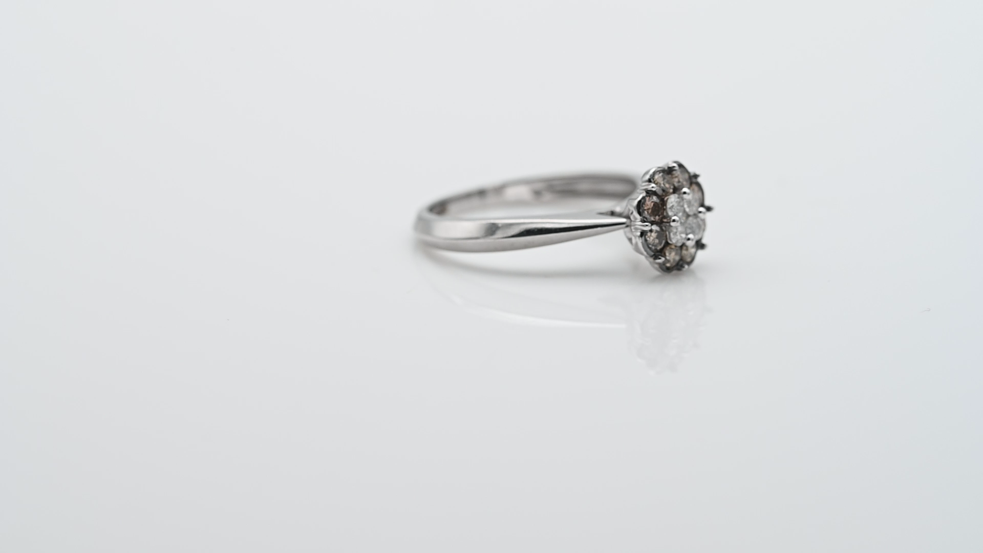 טבעת וינטאג פרח משובץ יהלומים חומים ולבנים - מק"ט 32514, זהב 14K