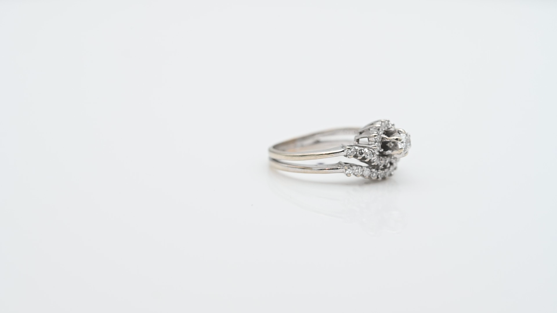 טבעת וינטאג משובצת יהלומים - מק"ט 32596, זהב 9-14K