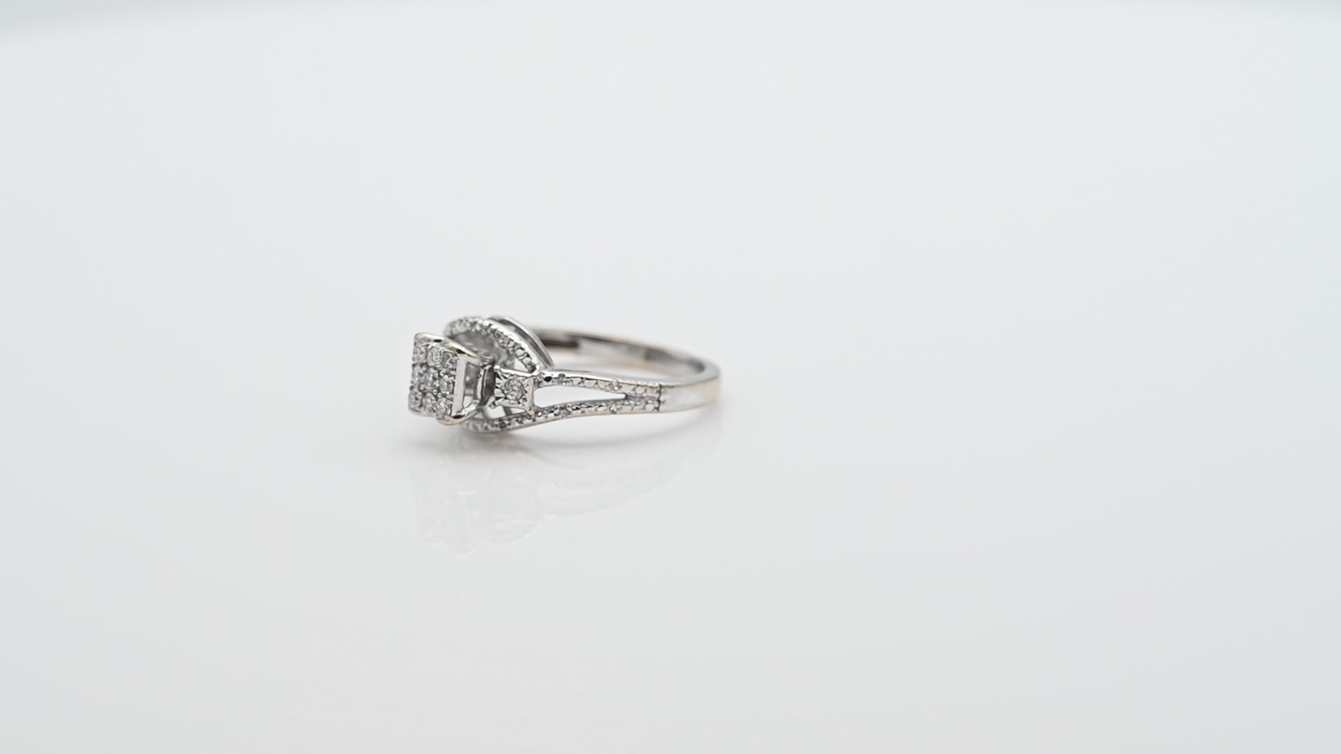 טבעת וינטג' משובצת יהלומים - מק"ט 32853, זהב 10K