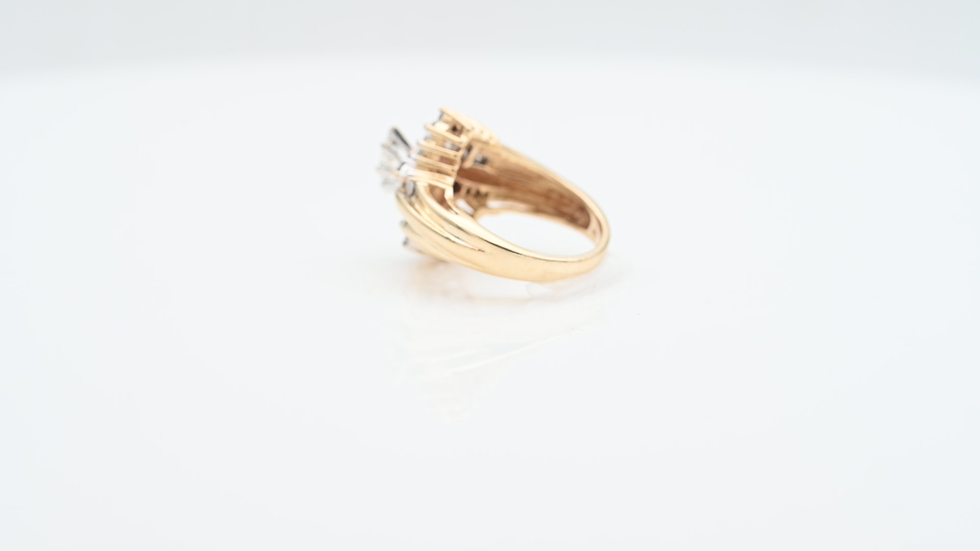 טבעת וינטג' משובצת יהלומים בחיתוך באגט, מרקיזה ועגול - מק"ט 33044, זהב 14K