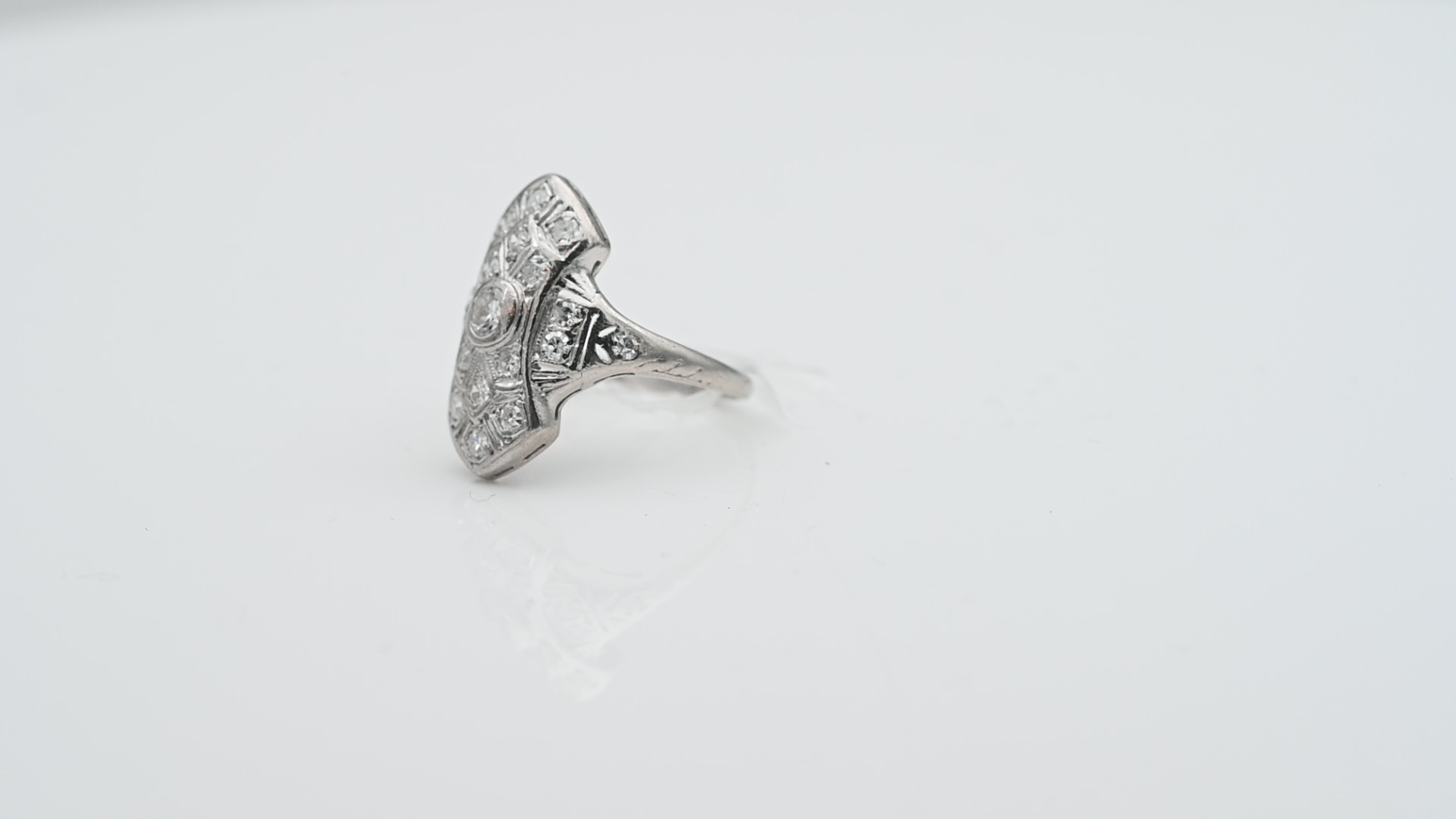 טבעת וינטג' משובצת יהלומים בחיתוך Old Cut  - מק"ט 33269, טבעת פלטינה