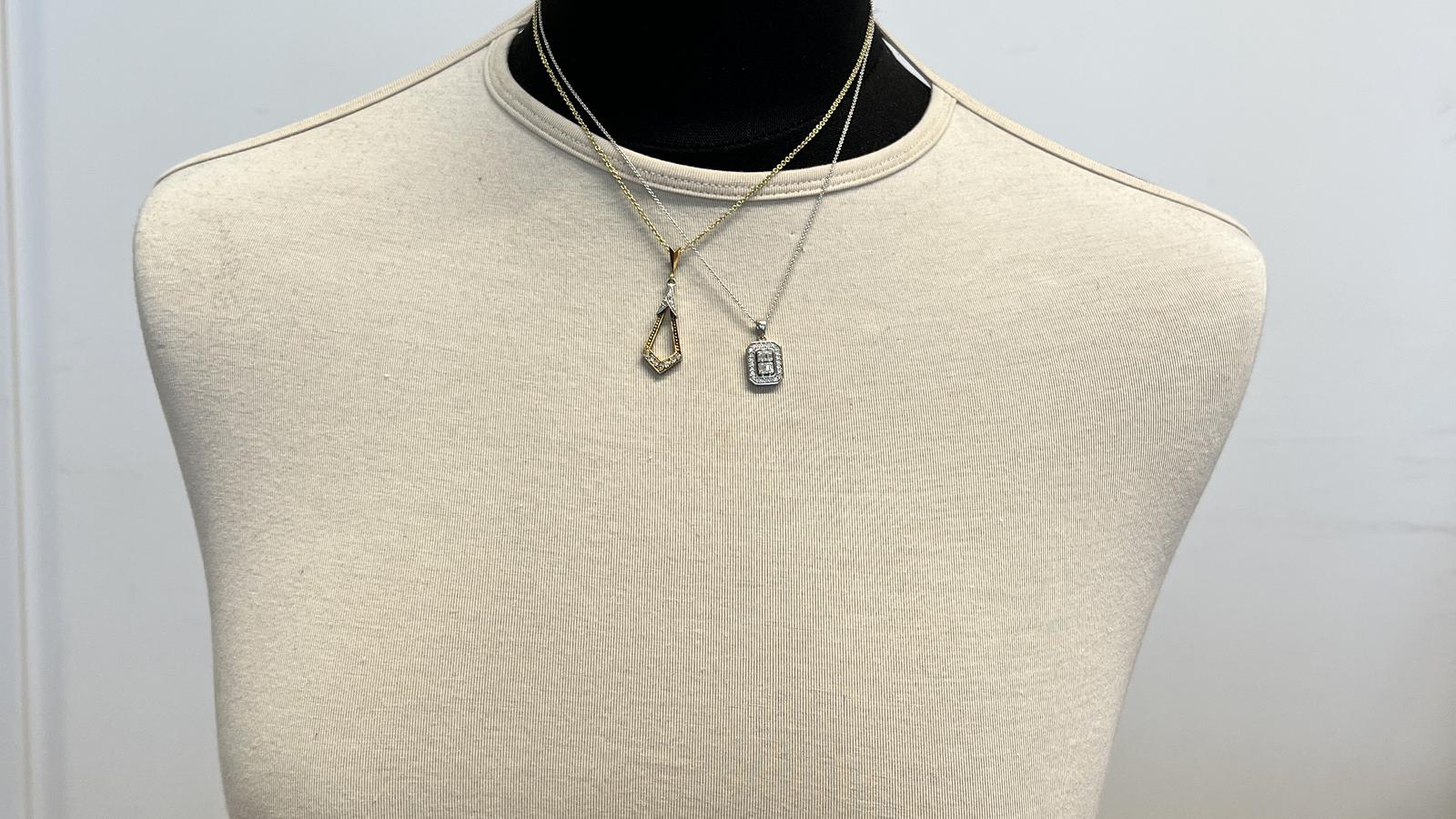 תליון מלבני משובץ יהלומים בחיתוך באגט ועגול, ללא שרשרת  - מק"ט 33318, זהב 14K