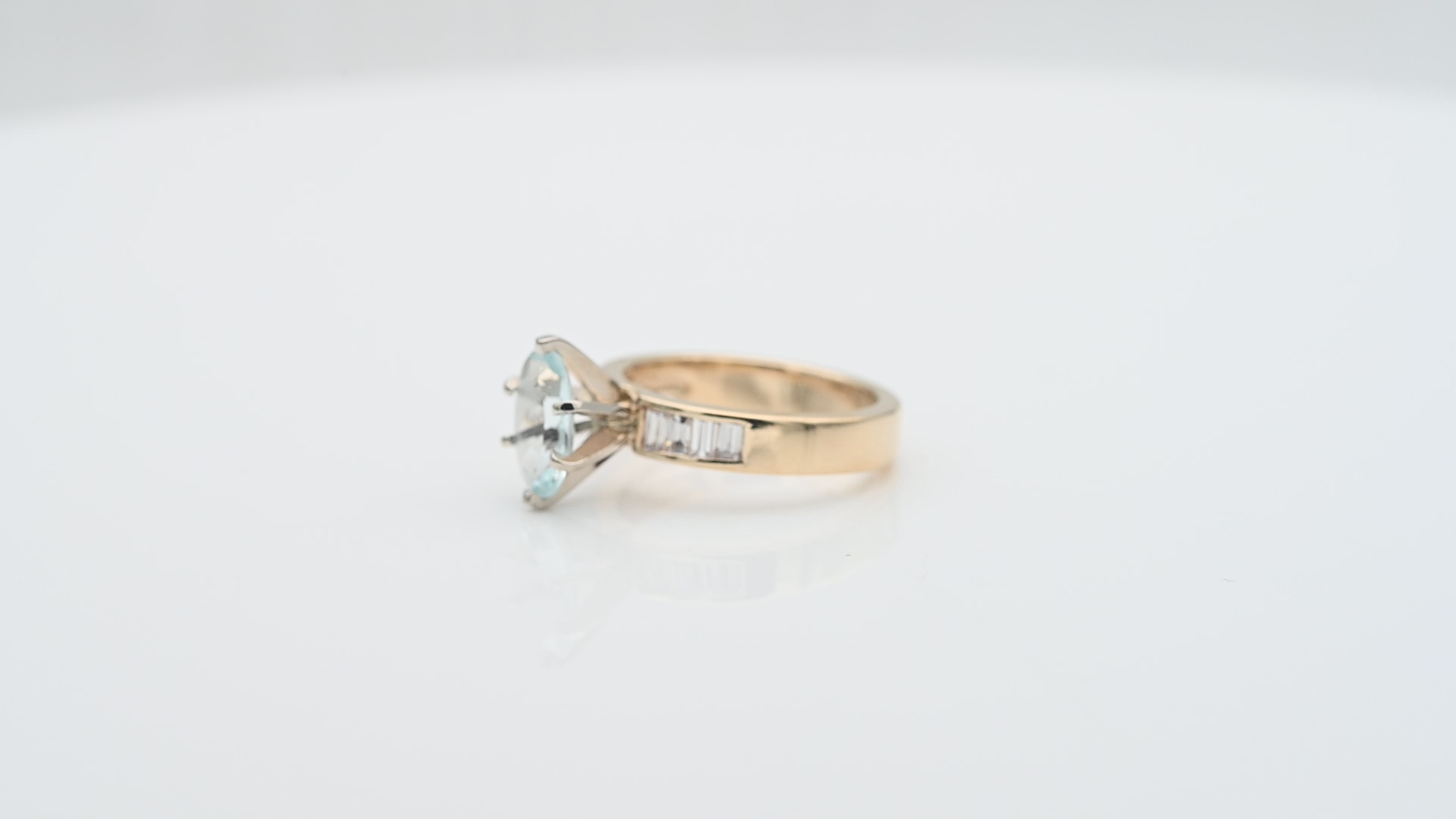 טבעת וינטג' משובצת אקווה מרין ויהלומים בחיתוך בגט - מק"ט 33446, זהב 14K