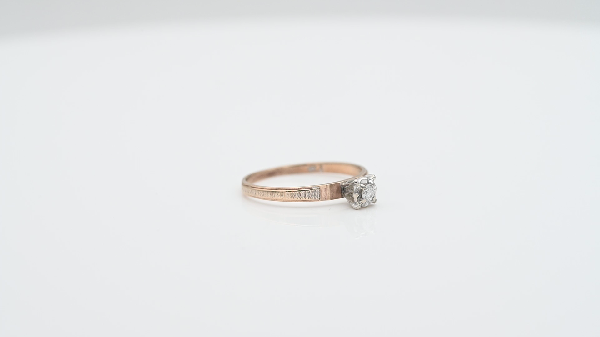 טבעת סוליטר משובצת יהלום בשיבוץ גבוה - מק"ט 33636, זהב 10K