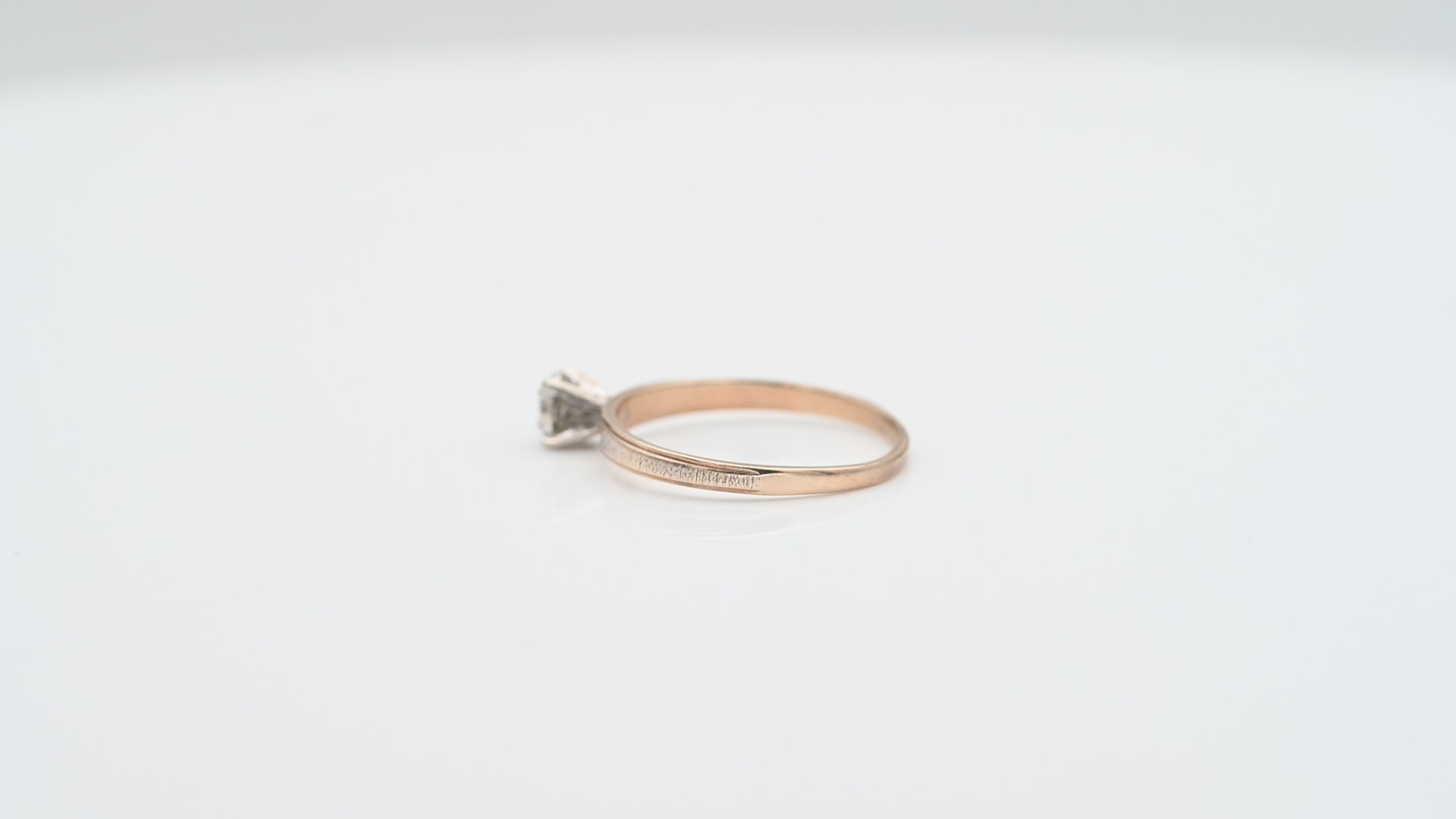 טבעת סוליטר משובצת יהלום בשיבוץ גבוה - מק"ט 33636, זהב 10K