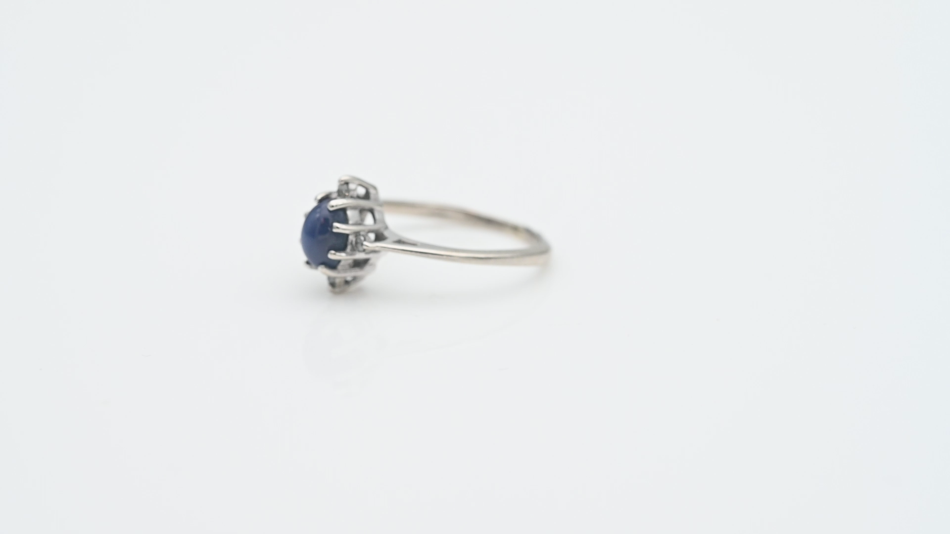 טבעת וינטג' עדינה משובצת ספיר בליטוש קבושון ויהלומים - מק"ט 33683, זהב 10K
