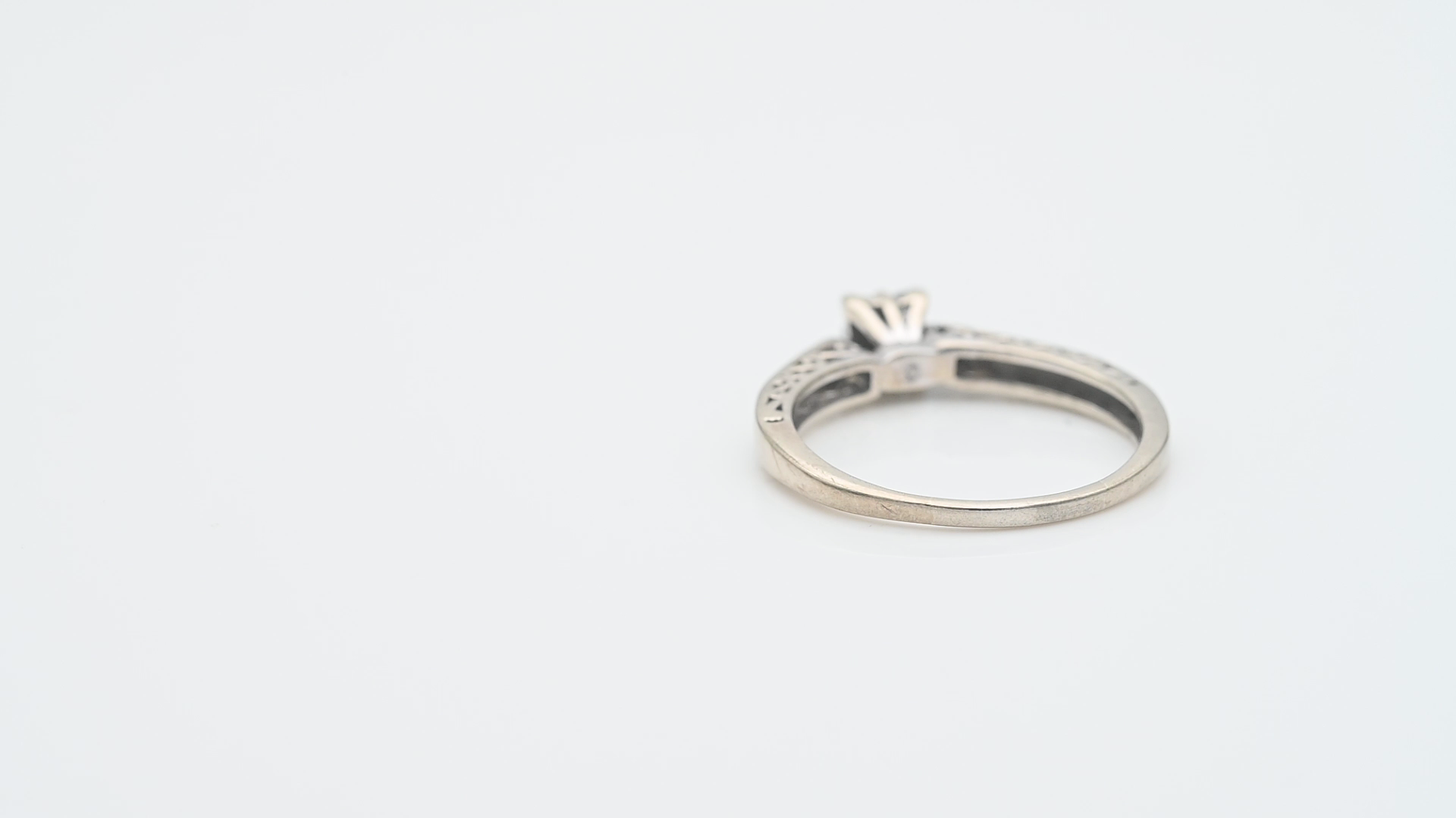 טבעת וינטג' מרובעת משובצת יהלומים בשיבוץ גבוה, במידה גדולה - מק"ט 33686, זהב 10K