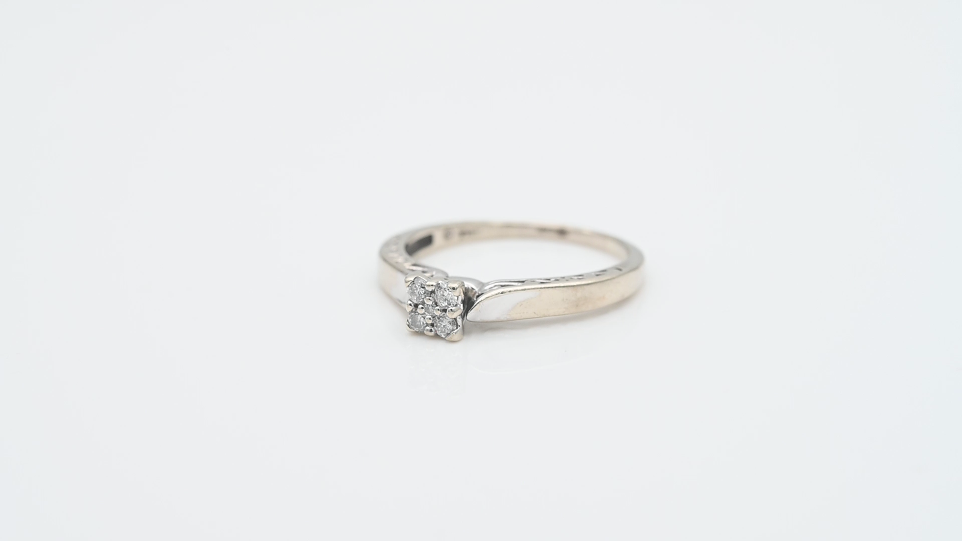 טבעת וינטג' מרובעת משובצת יהלומים בשיבוץ גבוה, במידה גדולה - מק"ט 33686, זהב 10K