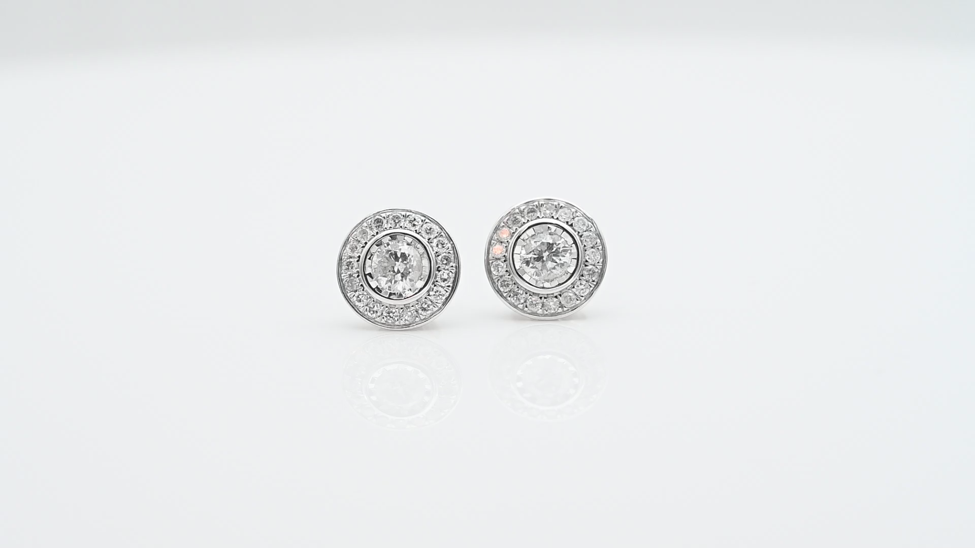 עגילי זהב צמודים משובצים יהלום מרכזי במשקל 0.25 קארט ויהלומים מסביב - מק"ט 33724, זהב 10K