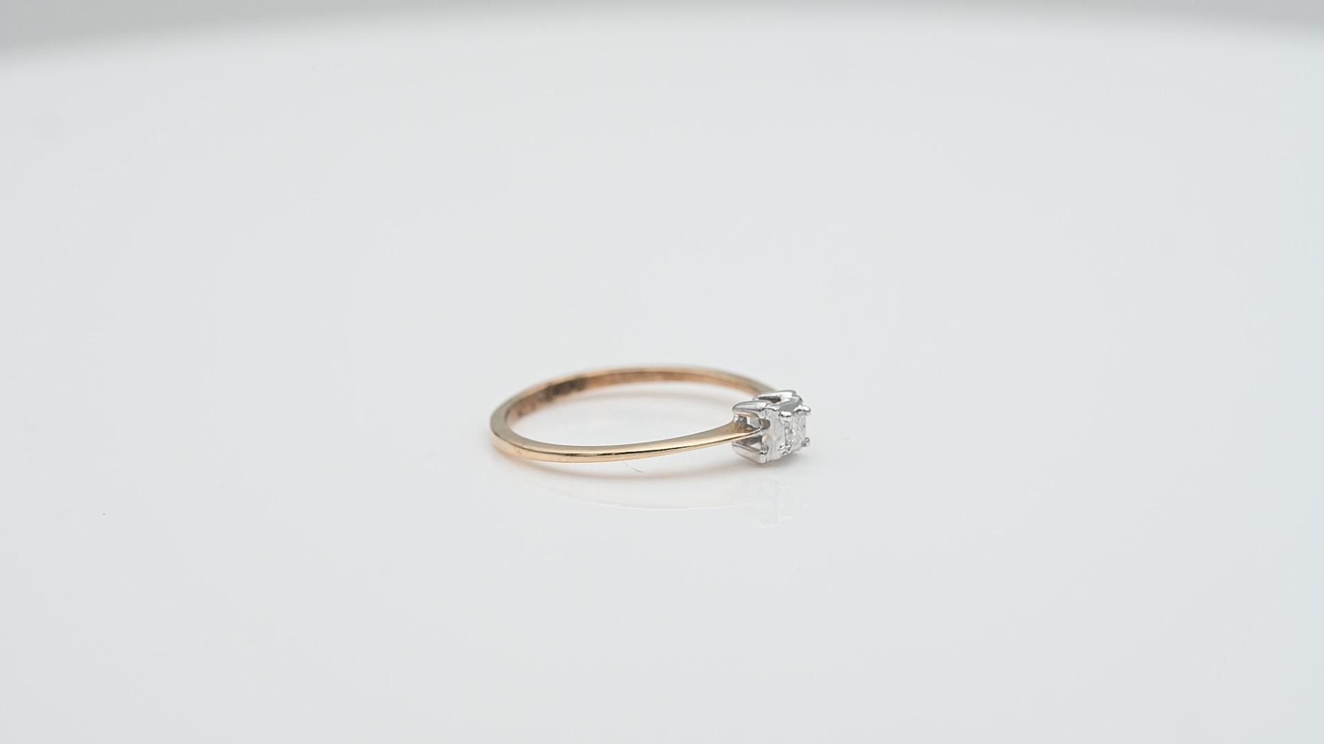 טבעת וינטג' סוליטר משובצת יהלום בחיתוך פרינסס - מק"ט 33750, זהב 10K