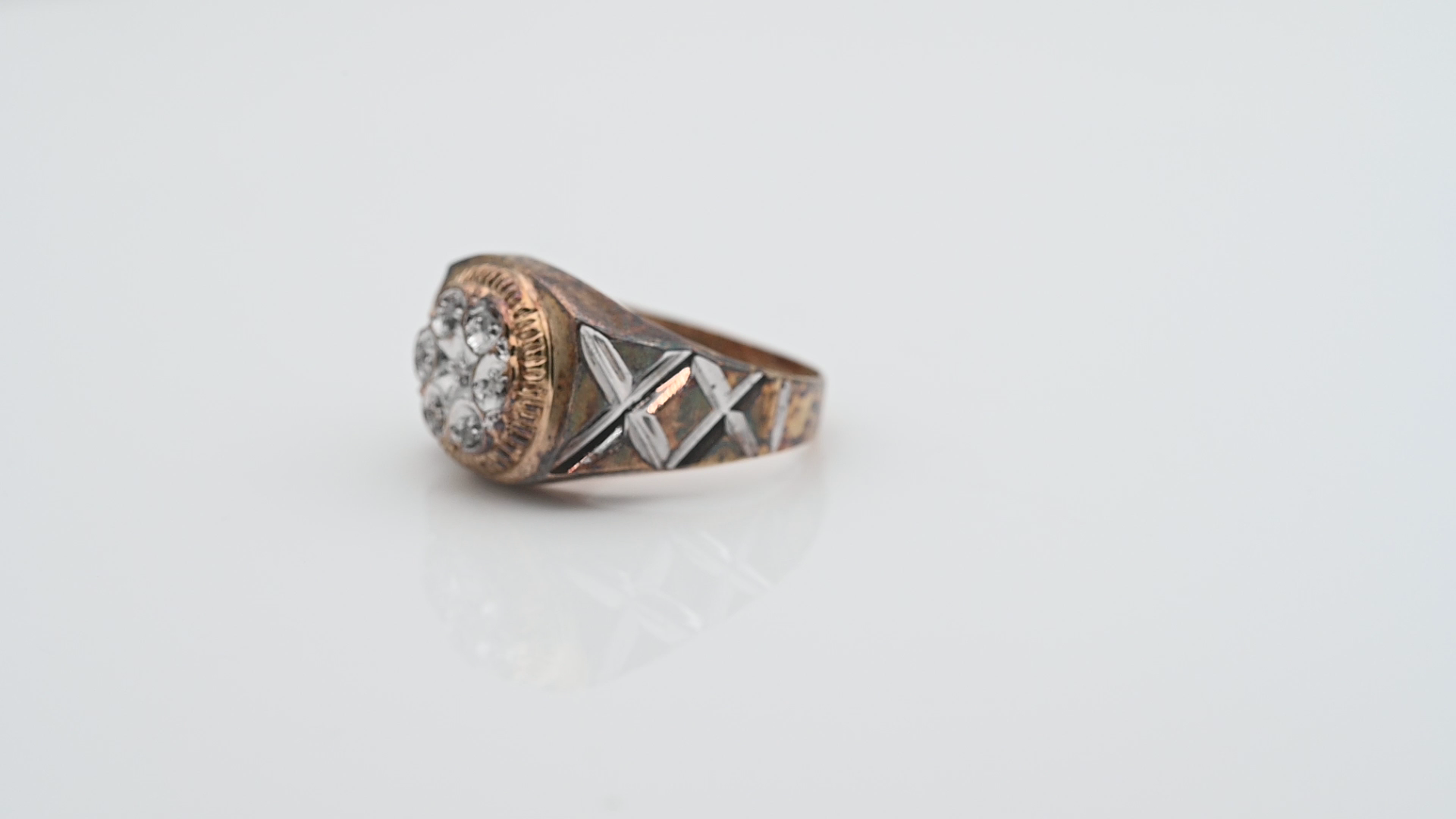 טבעת וינטג' חותם רחבה, פרח משובץ יהלומים - מק"ט 33885, זהב 10K