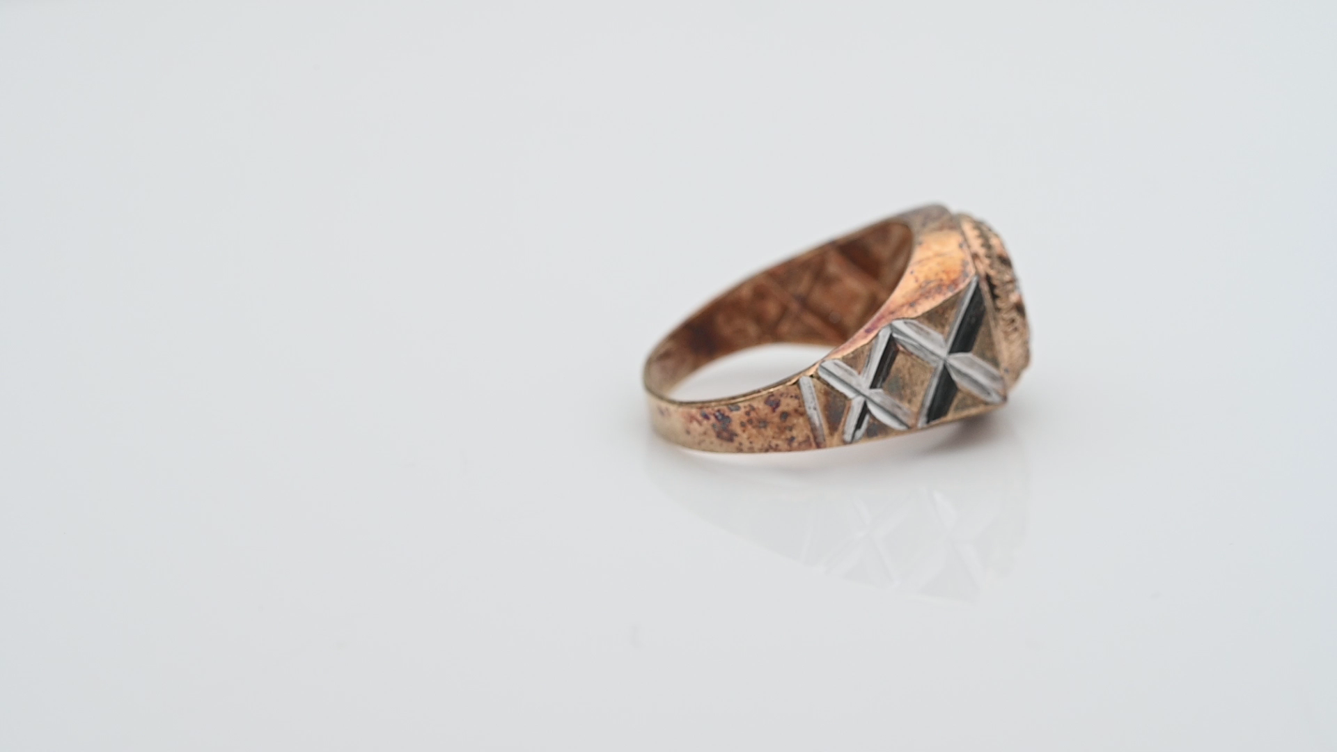 טבעת וינטג' חותם רחבה, פרח משובץ יהלומים - מק"ט 33885, זהב 10K