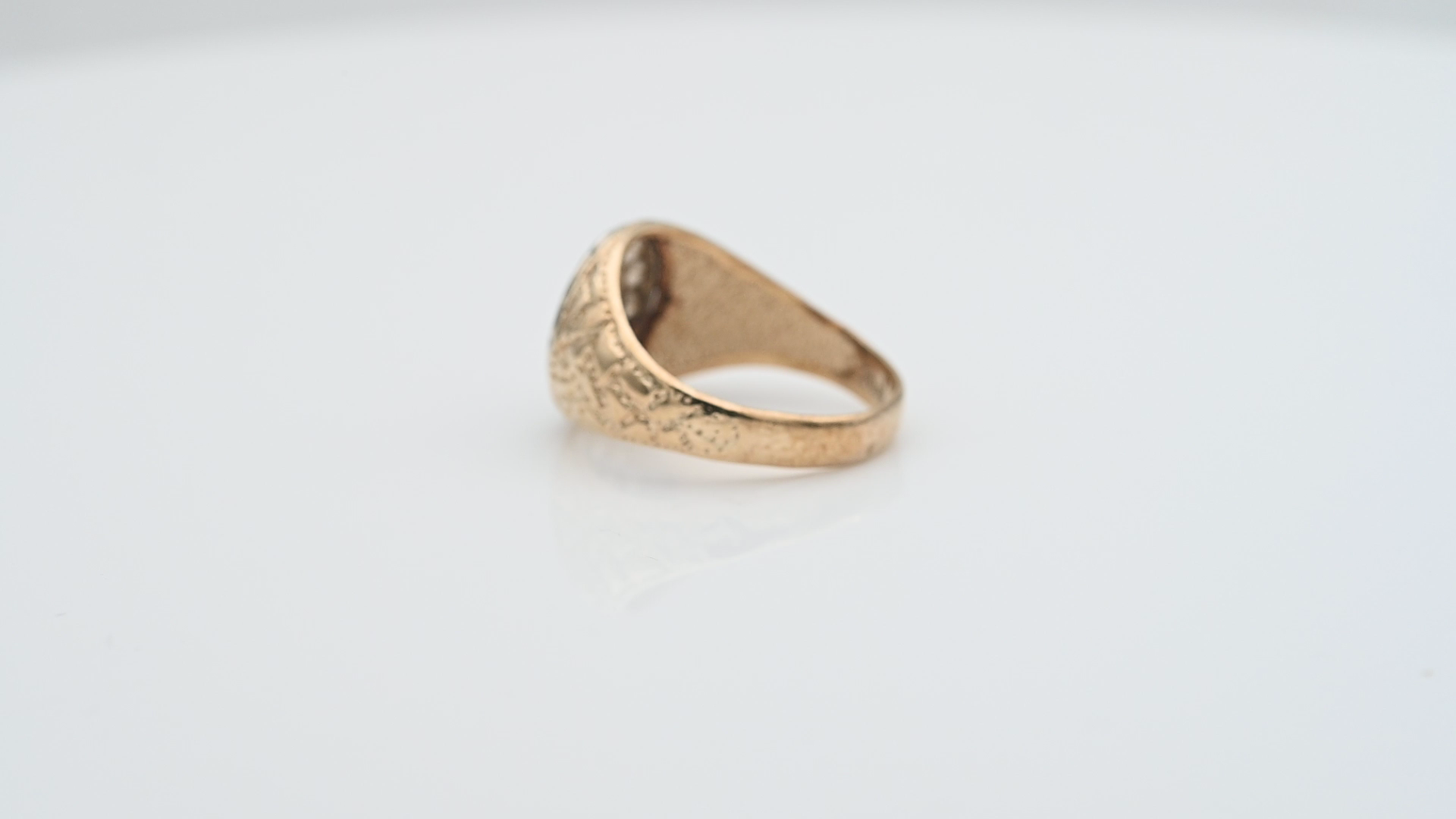 טבעת וינטג' חותם עגולה משובצת יהלומים - מק"ט 33969, זהב 10K