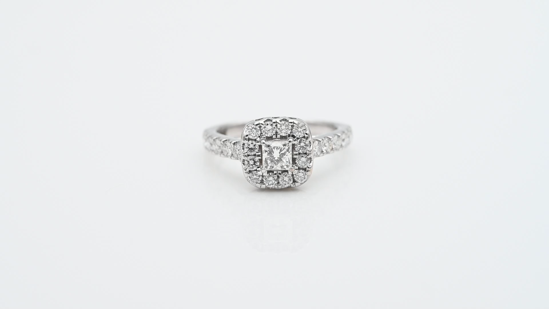 טבעת וינטג' משובצת יהלום מרכזי בחיתוך פרינסס במשקל 0.35 קראט, ויהלומים בחיתוך עגול - מק"ט 33986, זהב 18K