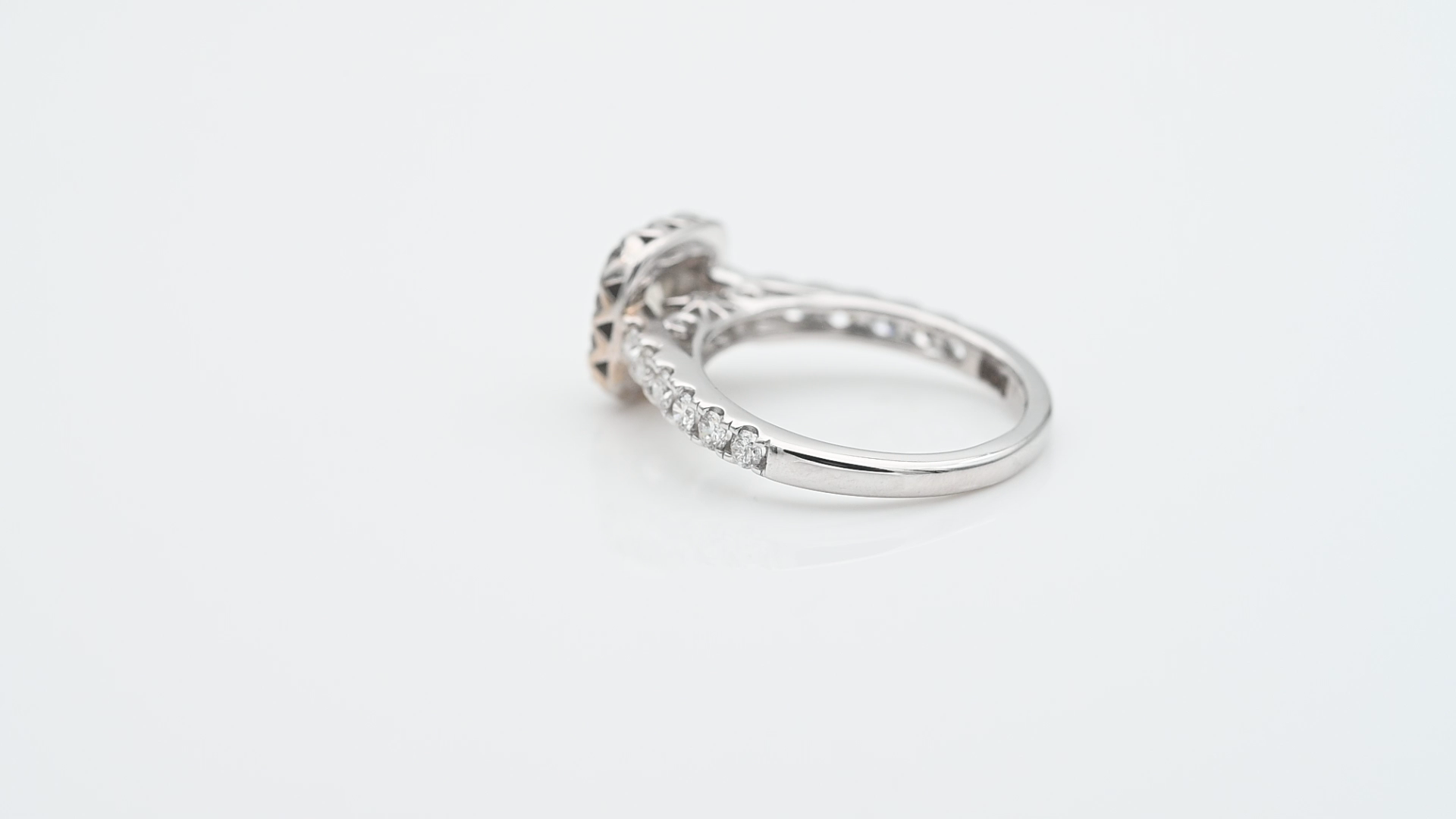 טבעת וינטג' משובצת יהלום מרכזי בחיתוך פרינסס במשקל 0.35 קראט, ויהלומים בחיתוך עגול - מק"ט 33986, זהב 18K